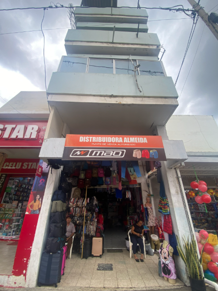 EC-RJ-156672 — Fachada y acceso al local comercial Fachada del edificio y entrada al local comercial de la calle Chile, Portoviejo