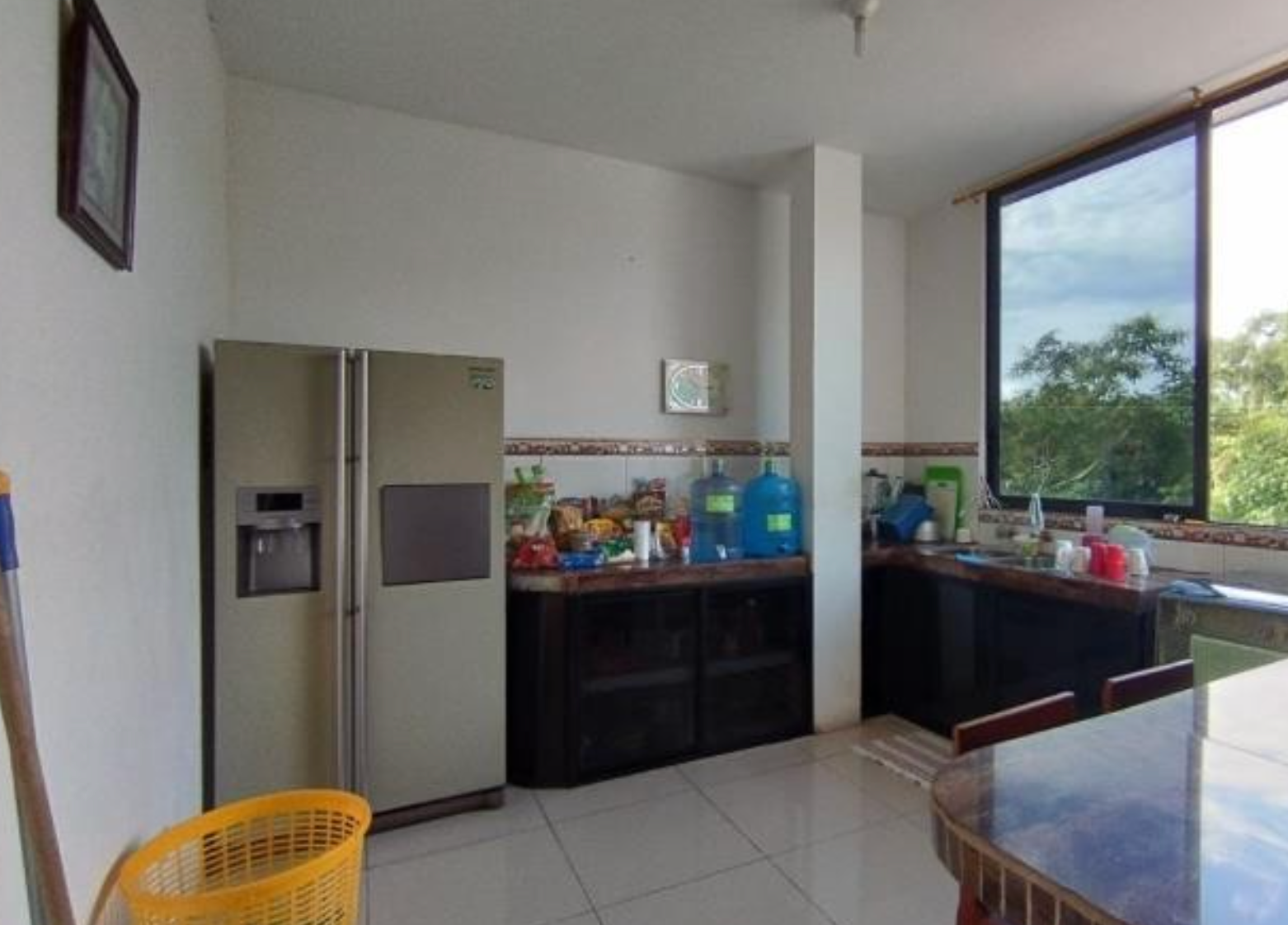 EC-RJ-157166 — Cocina del departamento Cocina con mesón y ventana amplia