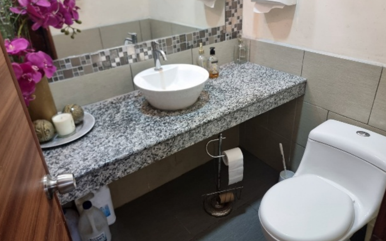 EC-RJ-157513 — Baño de la vivienda Baño con mesón, lavamanos e inodoro
