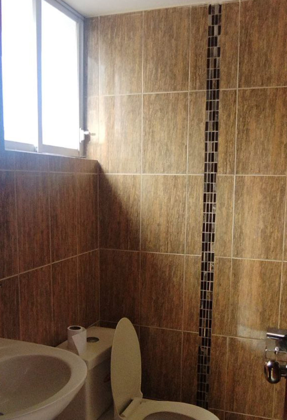 EC-RJ-157833 — Baño social de la casa Baño social con inodoro, lavamanos y ventana