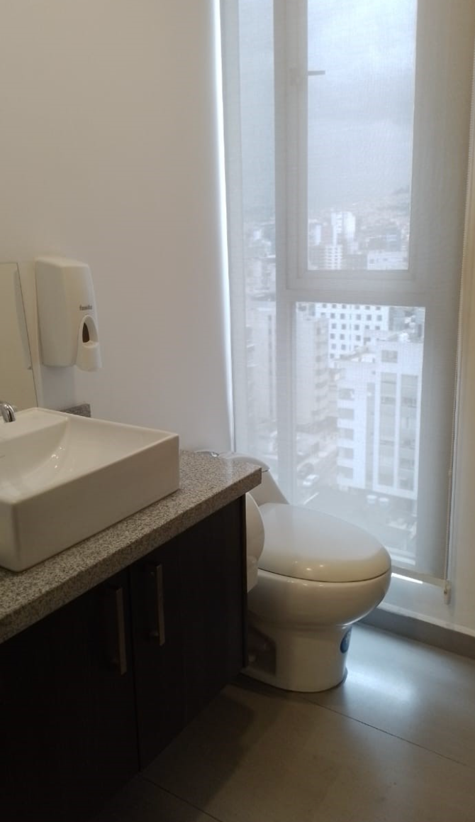 EC-RJ-158286 — Baño de la oficina Baño con lavamanos, inodoro y ventana