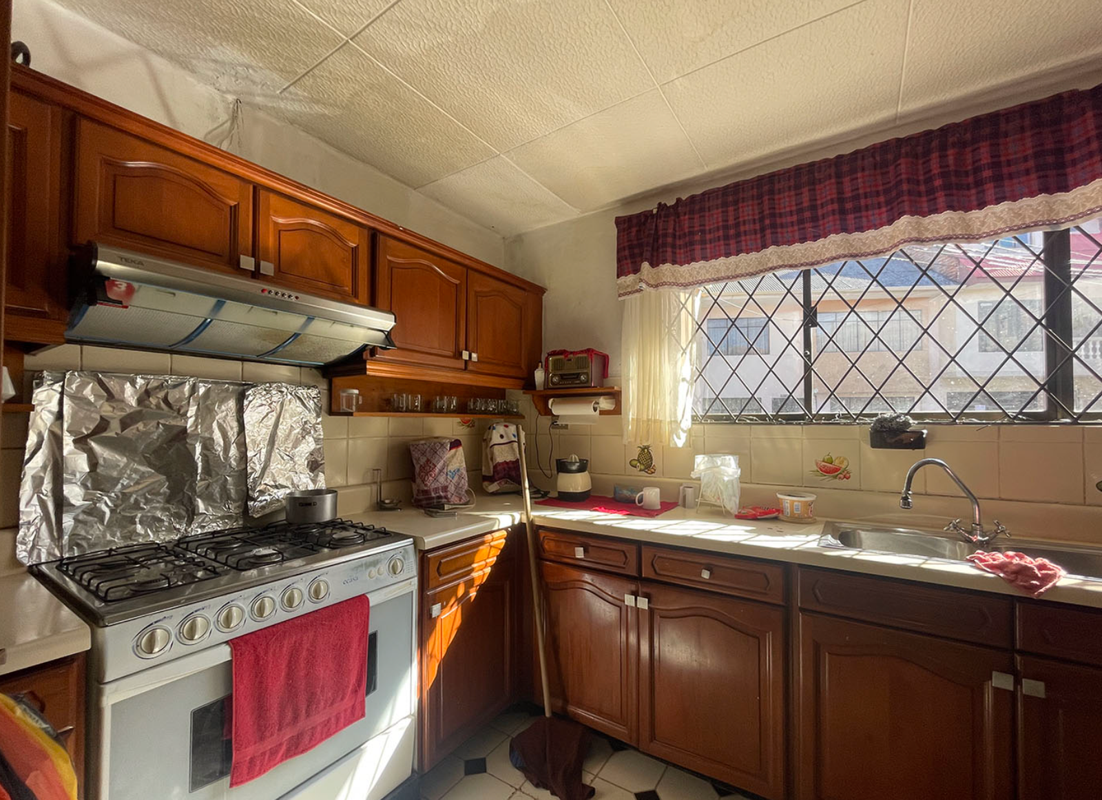 EC-RJ-157066 — Cocina de la vivienda Cocina con muebles de madera y ventana