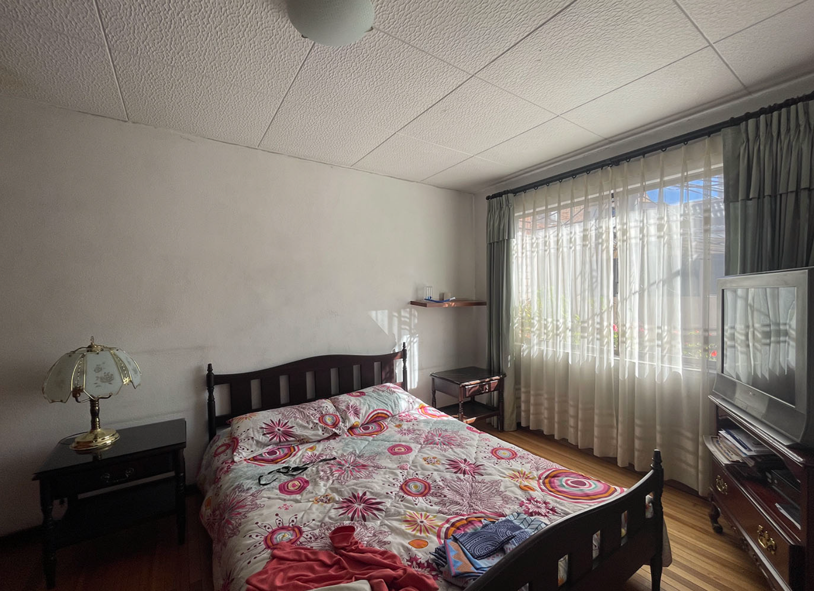 EC-RJ-157066 — Dormitorio de la vivienda Dormitorio con ventana y piso de madera