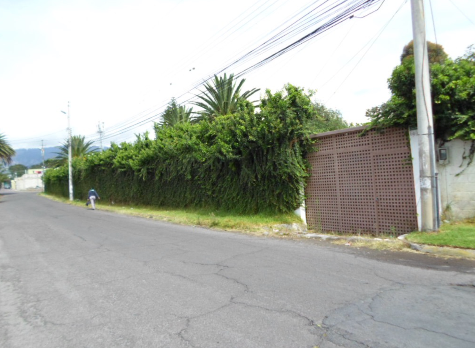 EC-RJ-158109 — Vía de acceso Calle de acceso junto al cerramiento de la propiedad