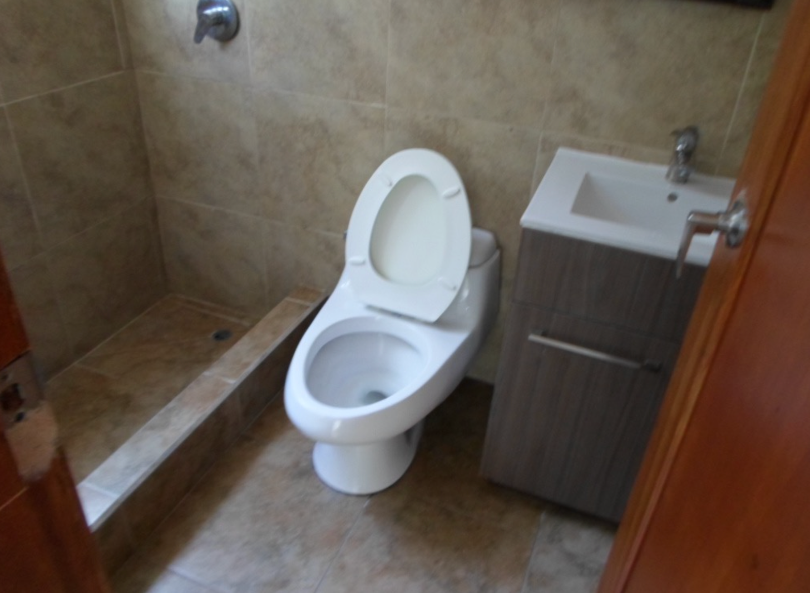 EC-RJ-158109 — Baño de la casa Baño de la casa con inodoro y lavamanos