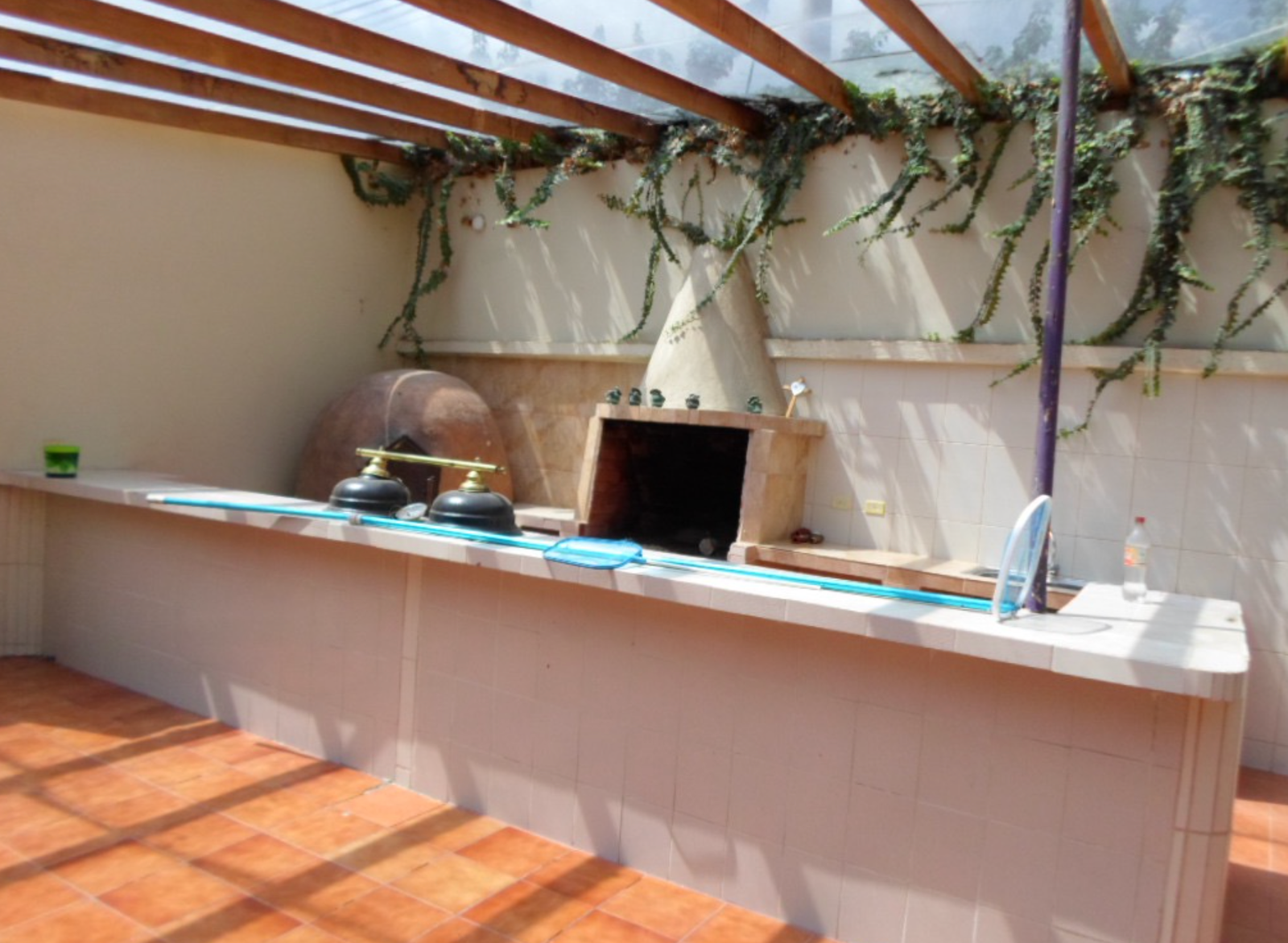 EC-RJ-158109 — Área de BBQ Asadero y horno de pan bajo pérgola