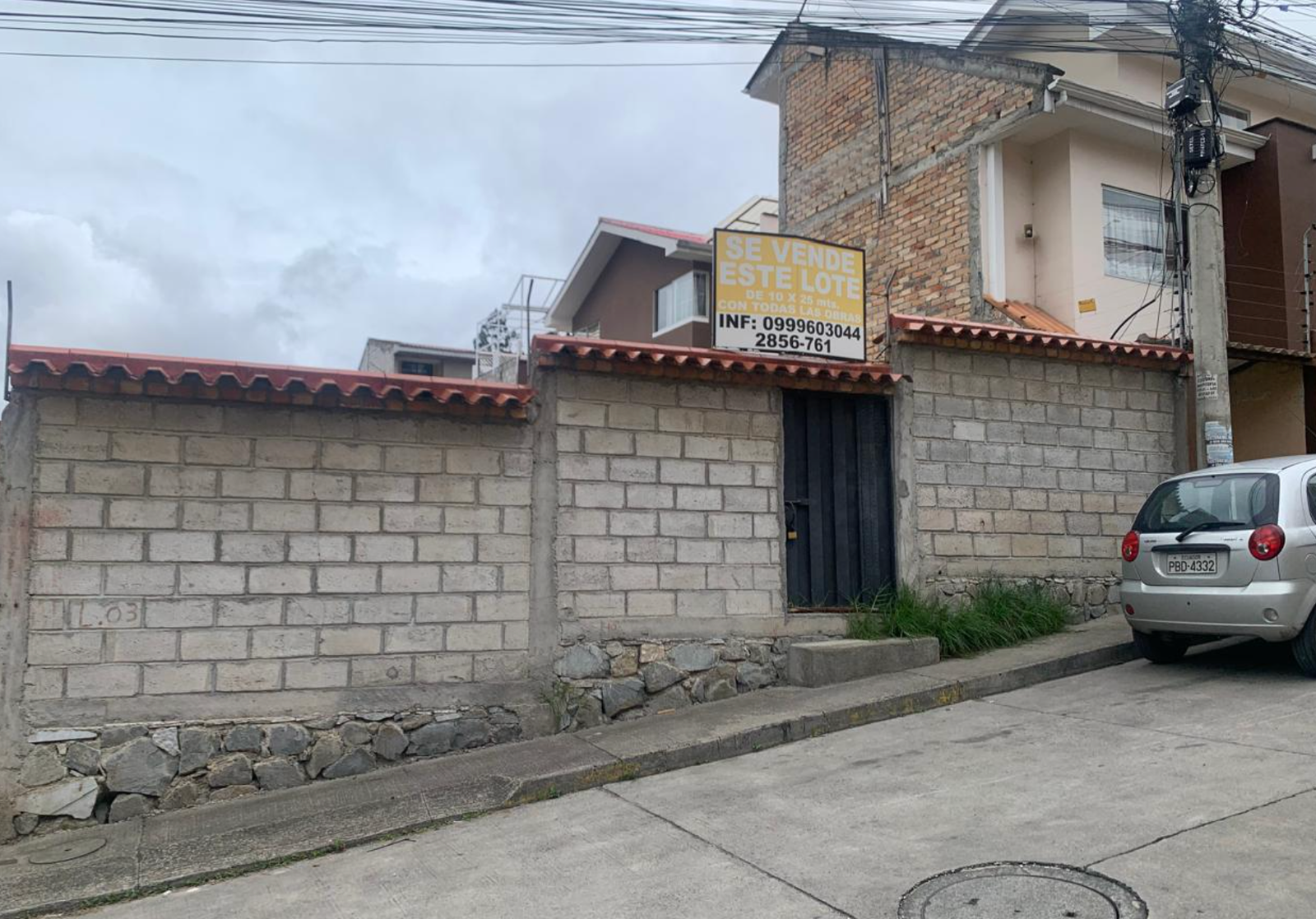 EC-RJ-157541 — Fachada del terreno en Miraflores Cerramiento frontal y acceso al terreno en Miraflores, Cuenca