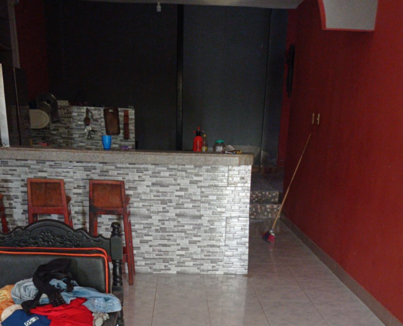 EC-RJ-157471 — Cocina y barra interior Cocina y barra revestida de cerámica en la planta baja
