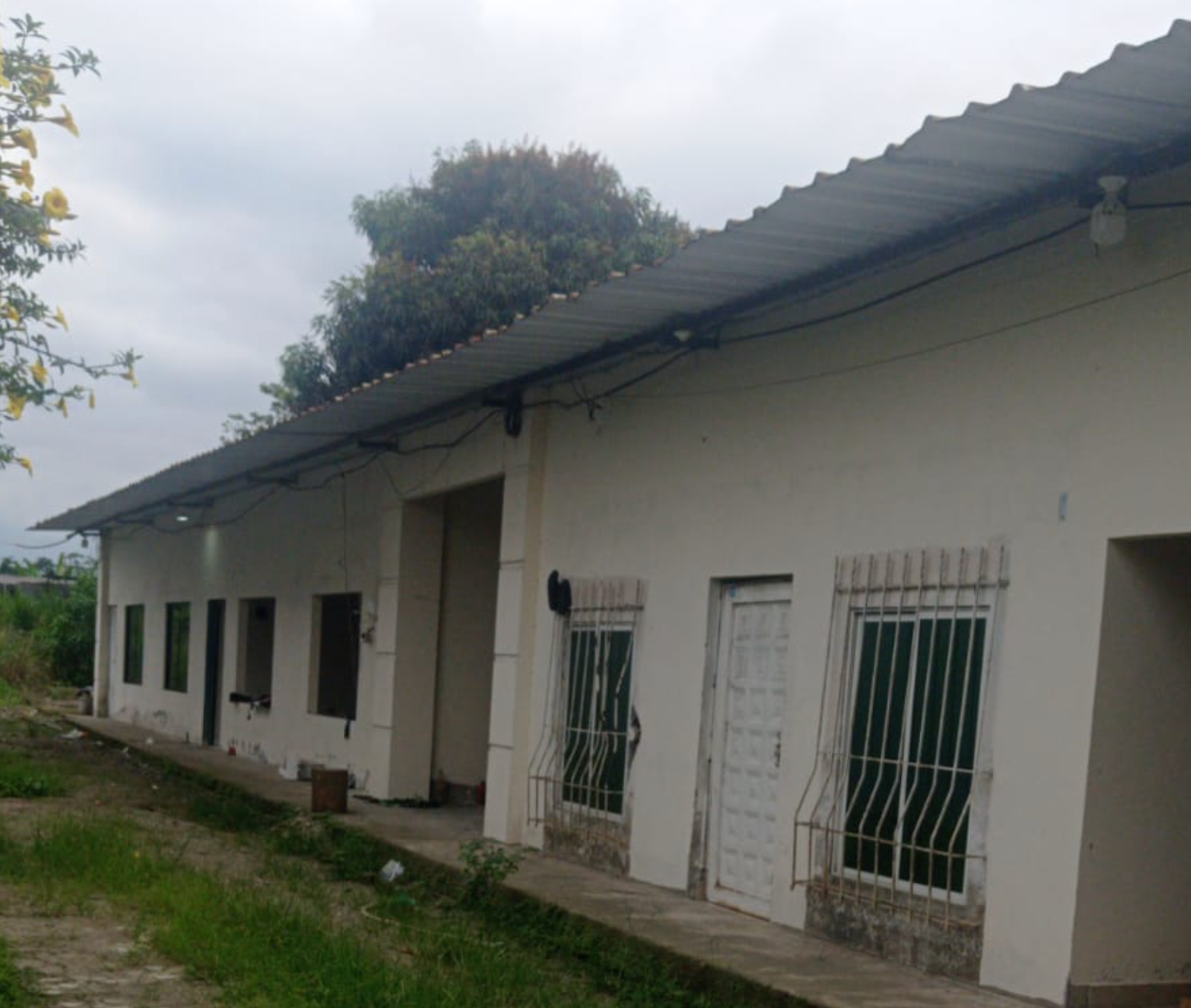 EC-RJ-157405 — Fachada de la vivienda Fachada de vivienda de una planta con cubierta metálica en Las Maravillas