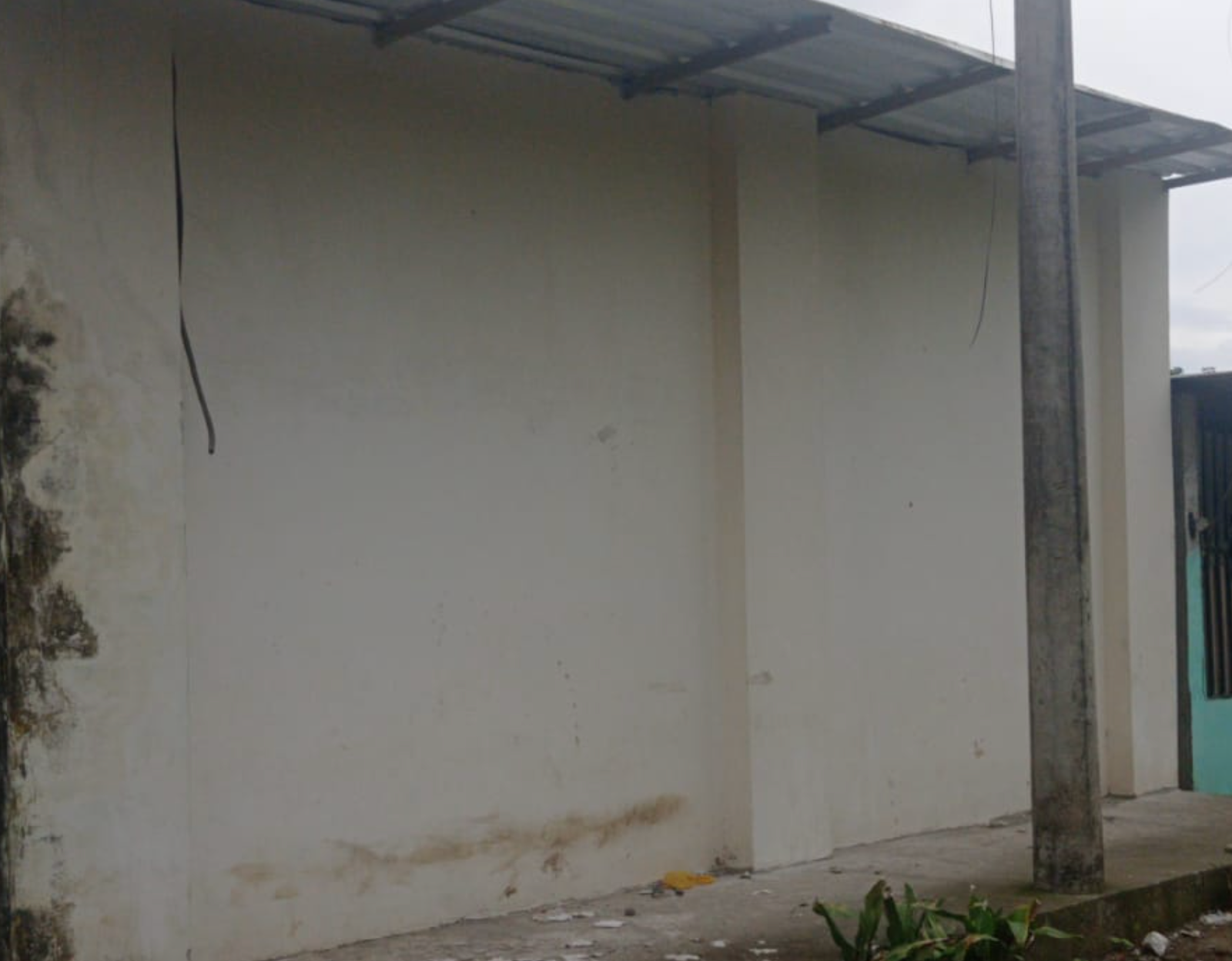 EC-RJ-157405 — Detalle exterior de vivienda Pared, columnas y cubierta del exterior de la vivienda
