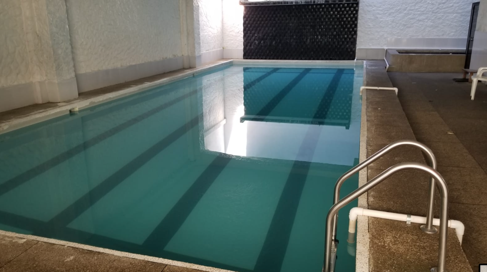 EC-RJ-157827 — Piscina cubierta Piscina cubierta del edificio en barrio 24 de Mayo