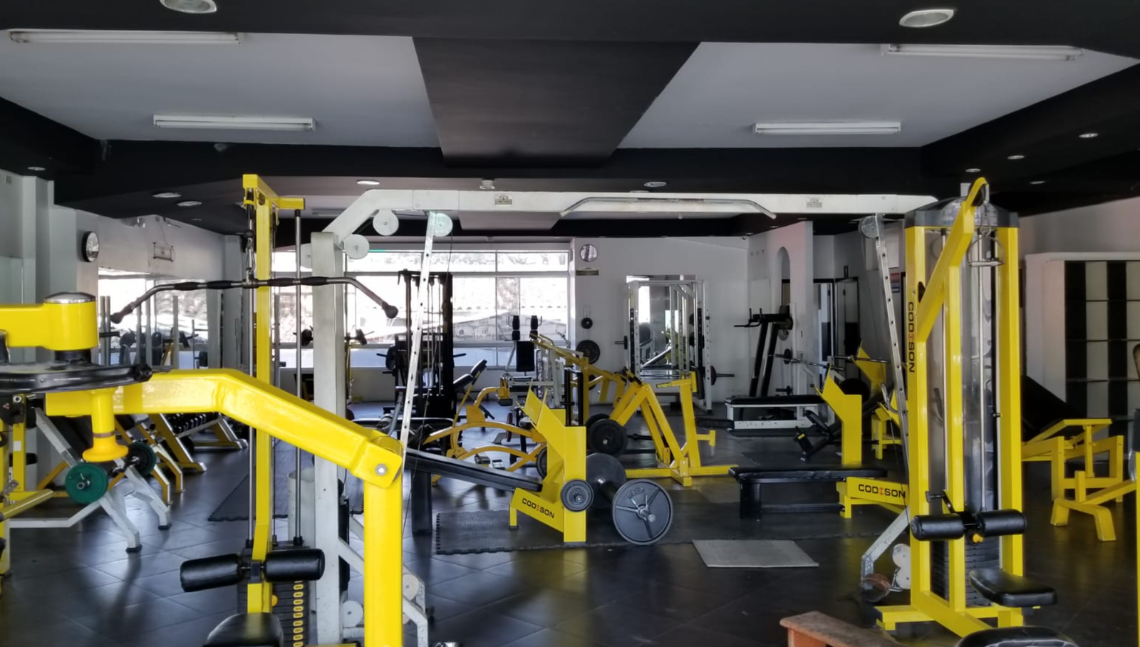 EC-RJ-157827 — Sala de ejercicios Sala con máquinas de ejercicios del edificio