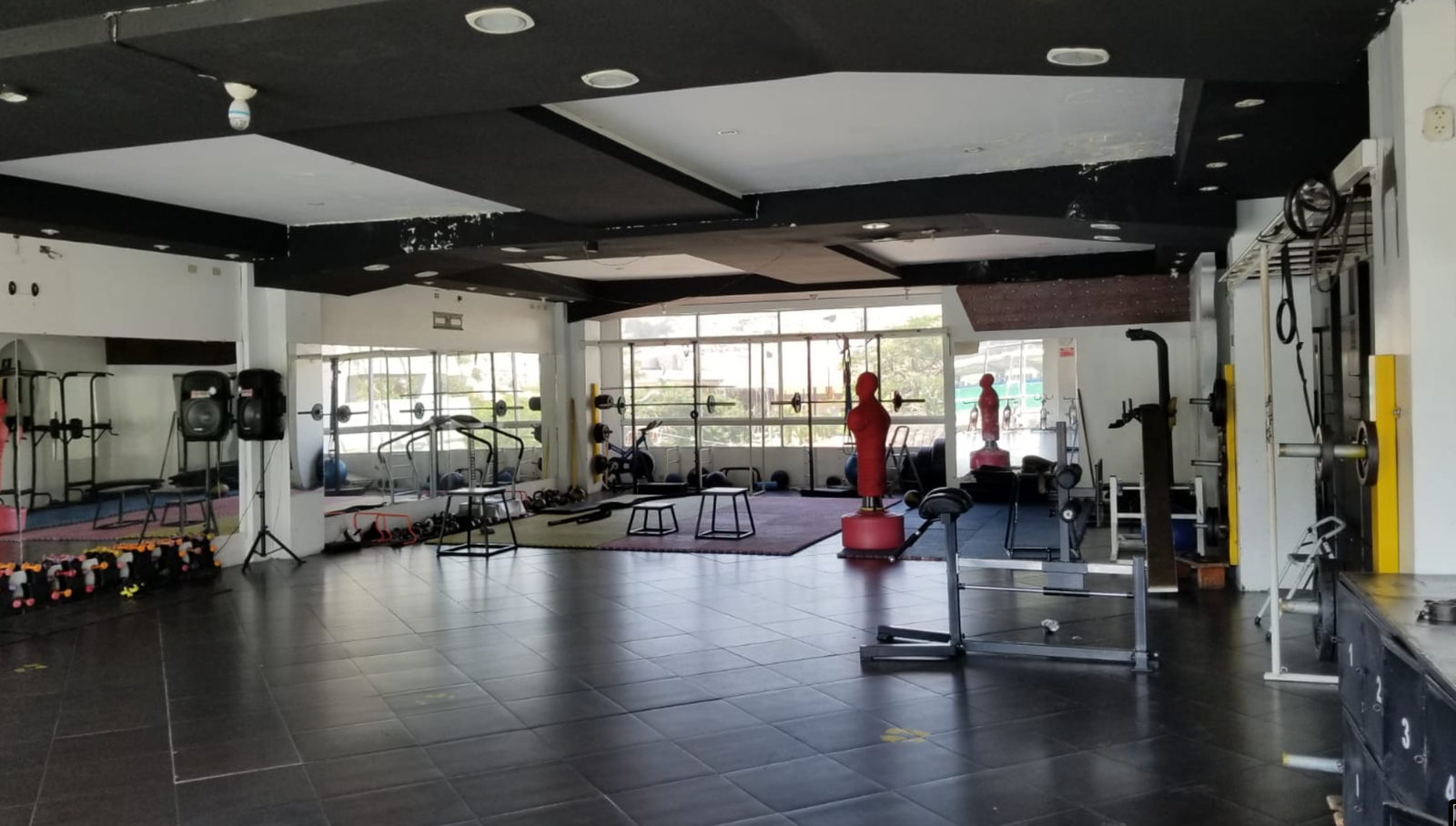 EC-RJ-157827 — Sala de aeróbicos Área de ejercicios y aeróbicos junto a ventanales