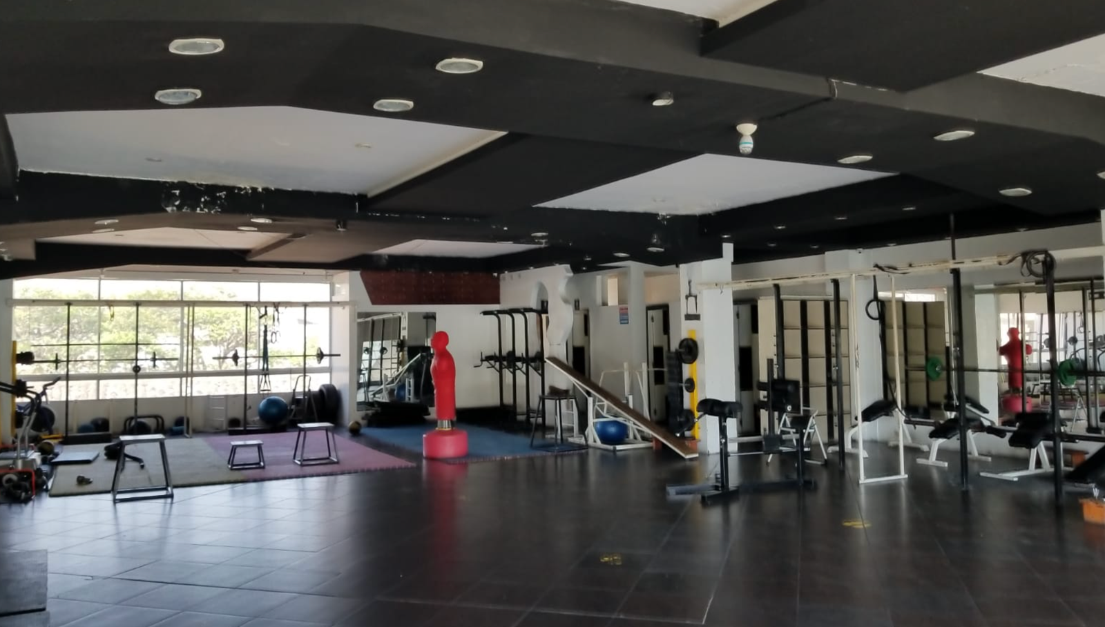 EC-RJ-157827 — Vista amplia del gimnasio Vista amplia del área de ejercicios con ventanales
