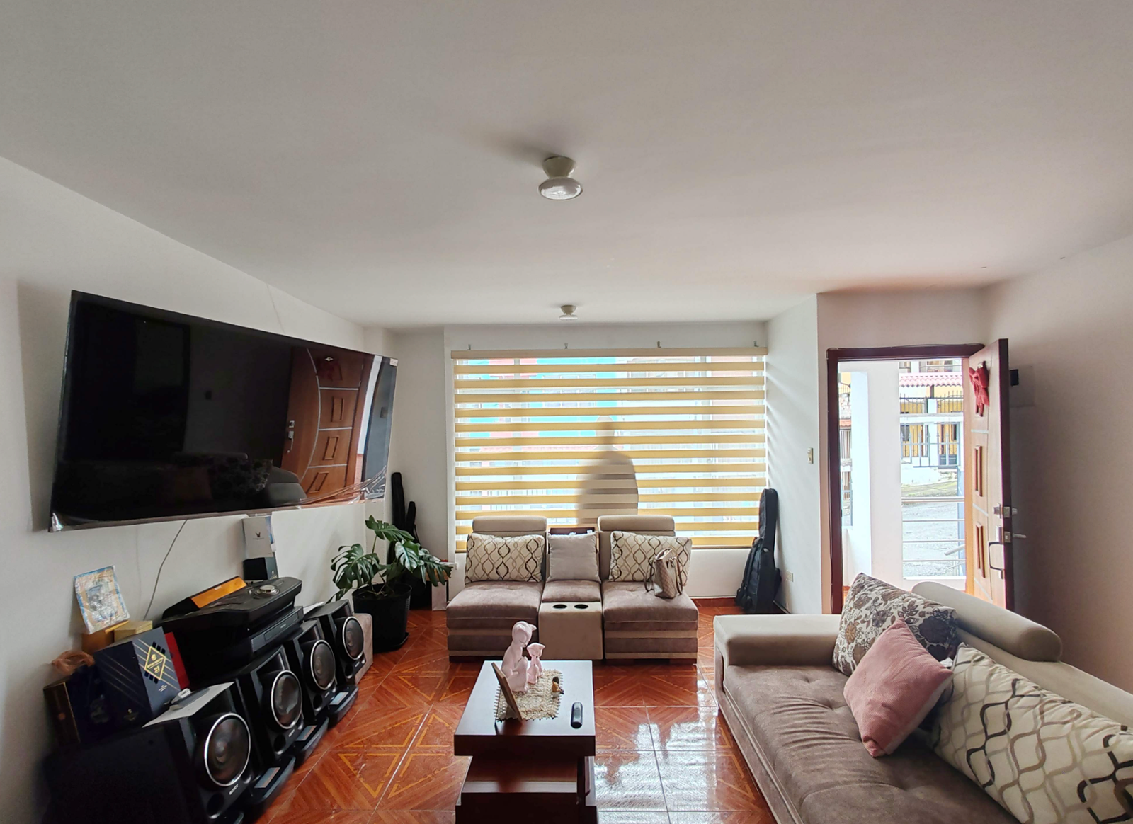 EC-RJ-157417 — Sala de la vivienda Sala de la vivienda con acceso al exterior