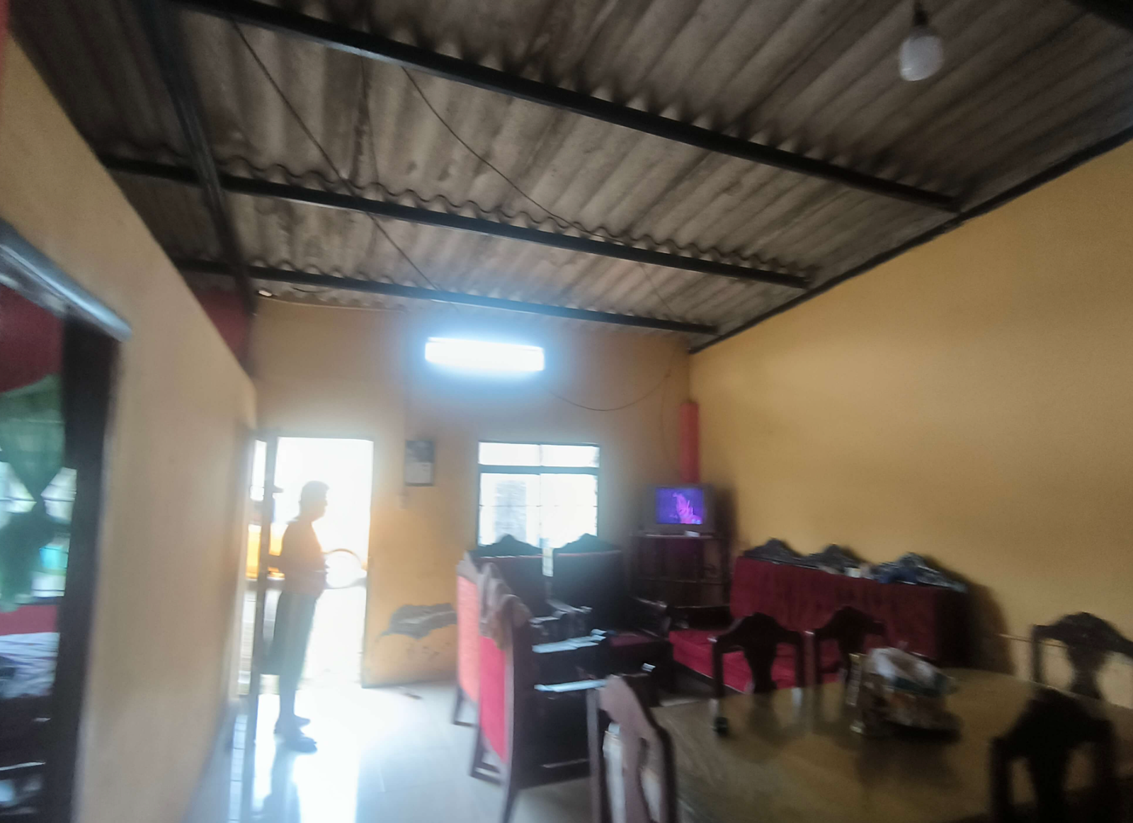 EC-RJ-158267 — Sala hacia el ingreso Vista de la sala y puerta de entrada desde el interior