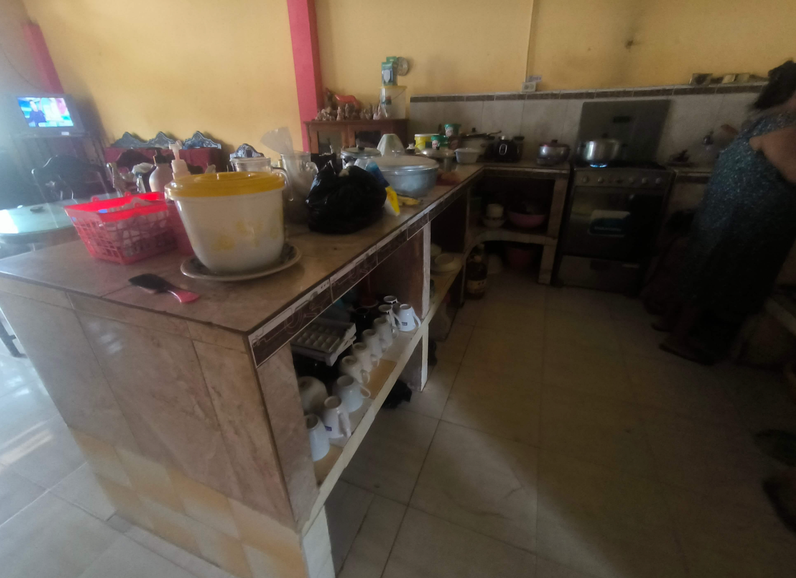 EC-RJ-158267 — Mesón de cocina Mesón revestido de cerámica y muebles bajos de cocina
