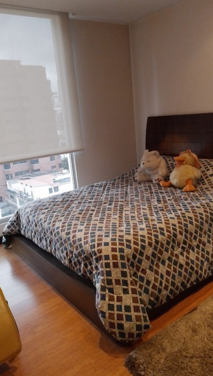 EC-RJ-158285 — Segundo dormitorio Dormitorio con cama y ventanal del departamento