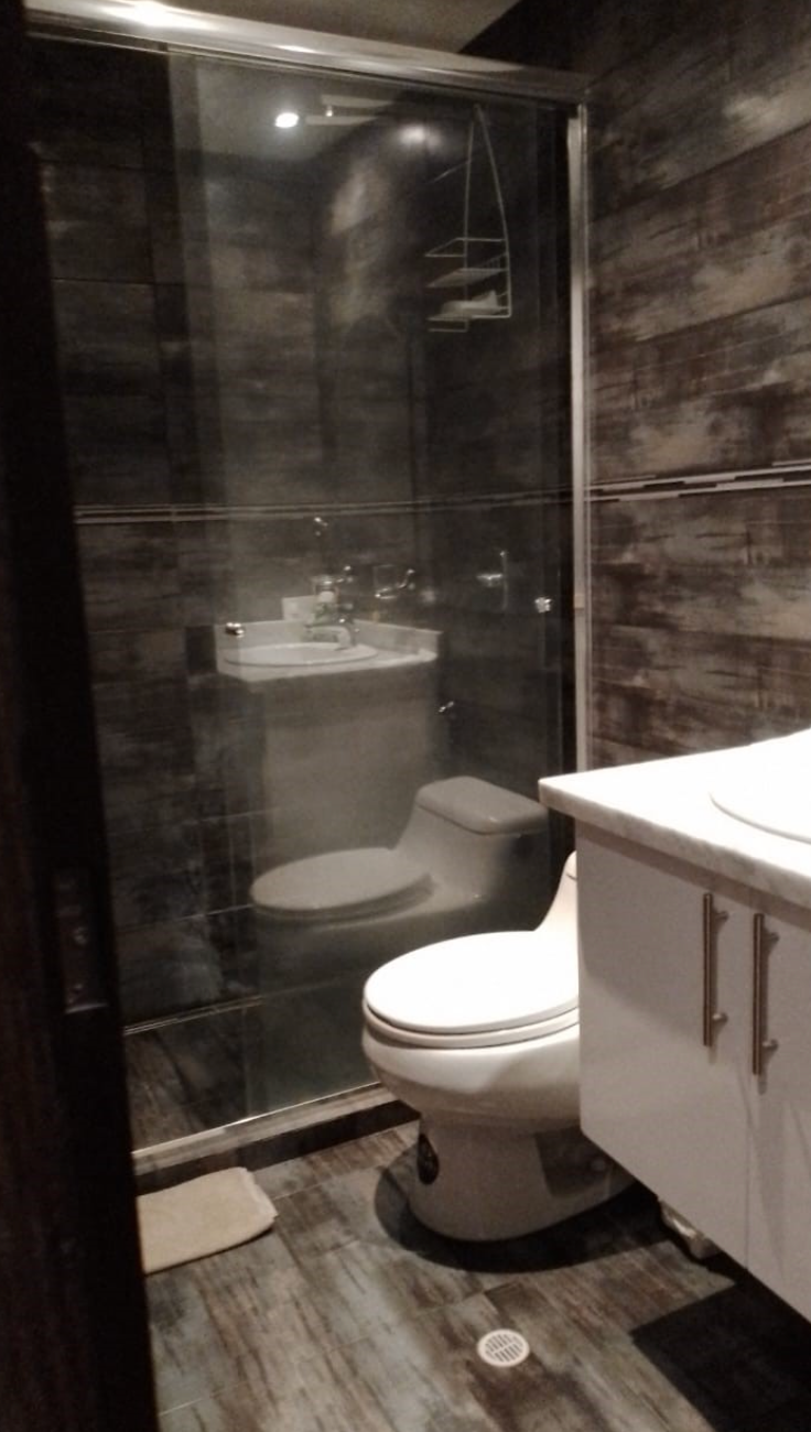 EC-RJ-158285 — Baño del departamento Baño con ducha, lavamanos e inodoro