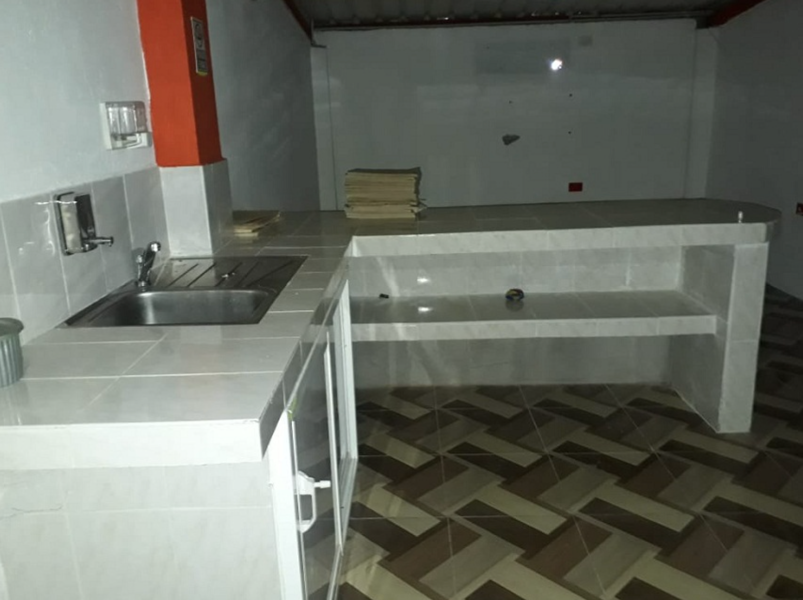 EC-RJ-158066 — Área interior con lavadero y mesones Área interior con lavadero y mesones, barrio 29 de Noviembre, Santa Rosa