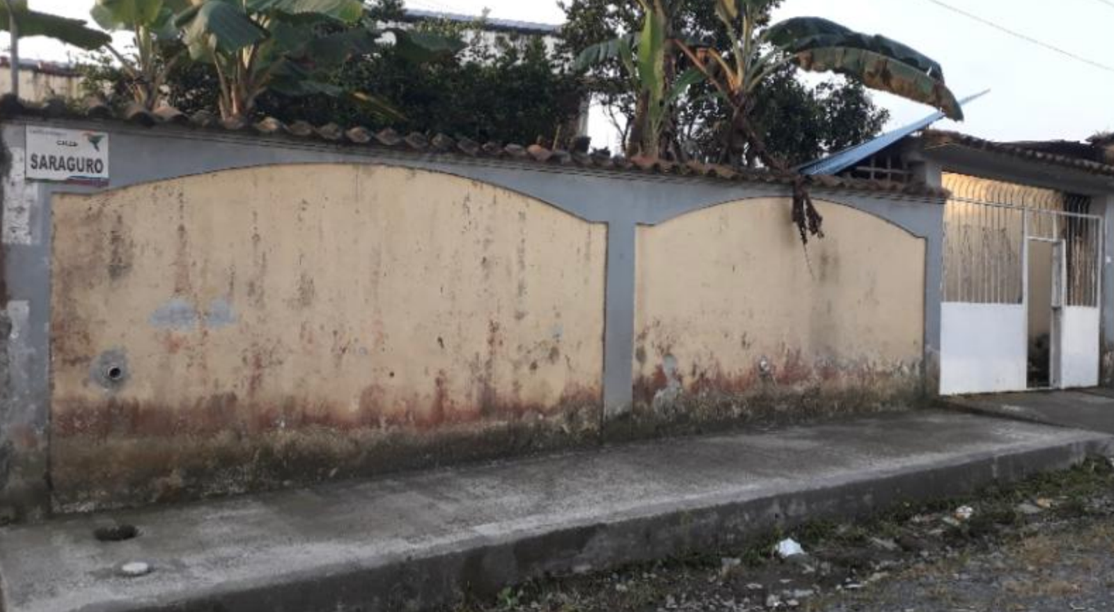 EC-RJ-158313 — Fachada y cerramiento hacia calle Saraguro Fachada y cerramiento hacia calle Saraguro, casa en Trabajadores Unificados, Santo Domingo