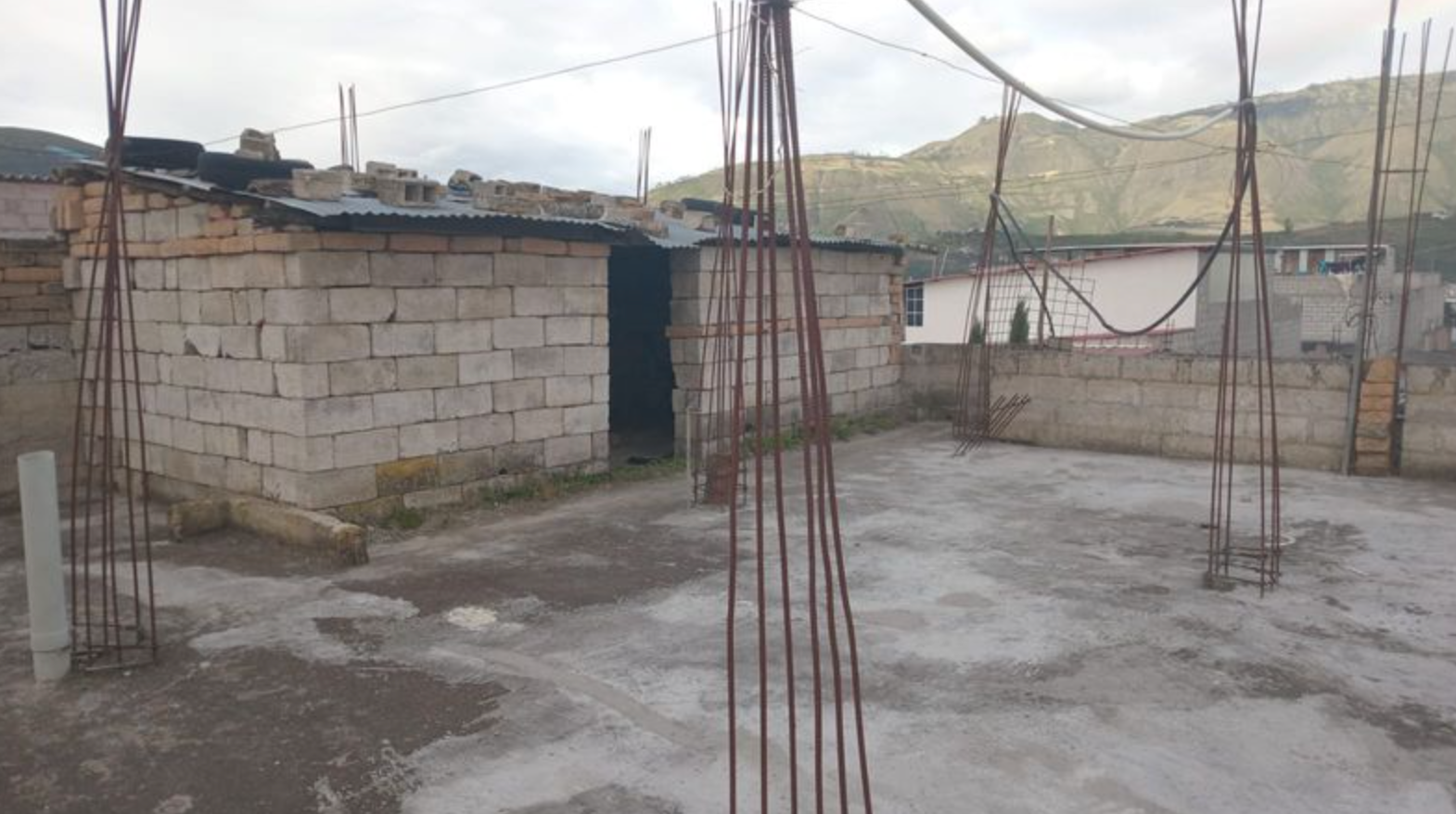 EC-RJ-158253 — Terraza accesible de la casa — Alpachaca, Ibarra Terraza de losa y acceso exterior de la casa de Alpachaca