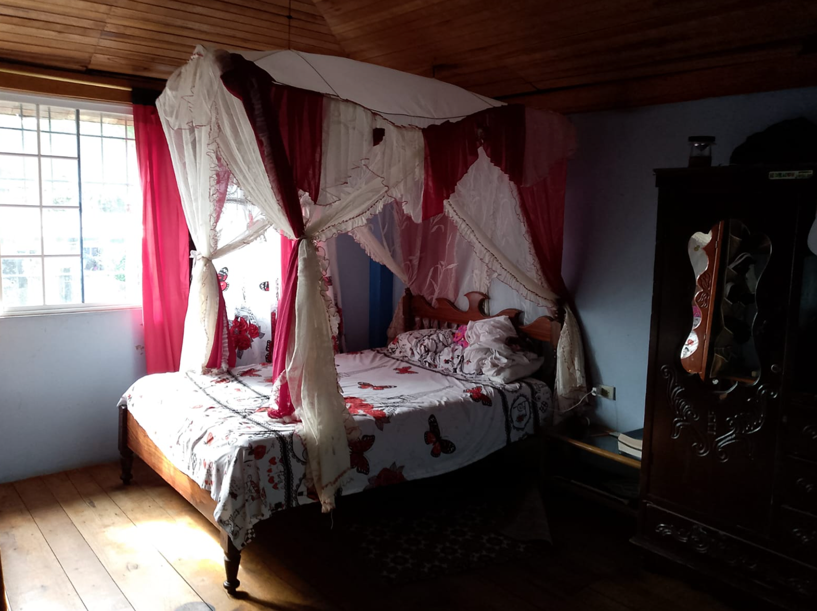 EC-RJ-158336 — Dormitorio de la casa — Jambelí Dormitorio con ventanas y piso de madera de la vivienda en Jambelí