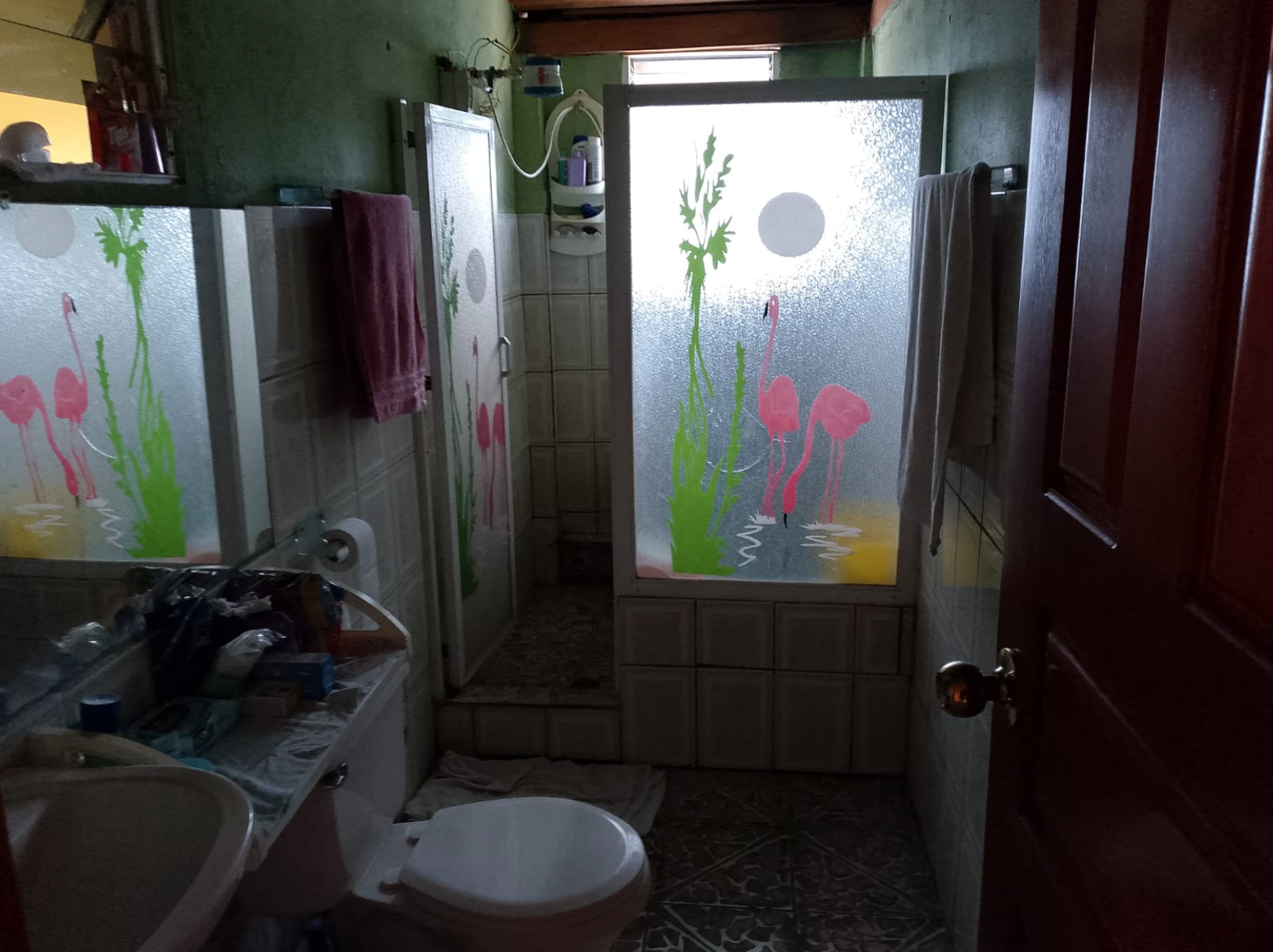 EC-RJ-158336 — Baño de la vivienda — Jambelí Baño interior con sanitario, lavamanos y ducha de la casa en Jambelí