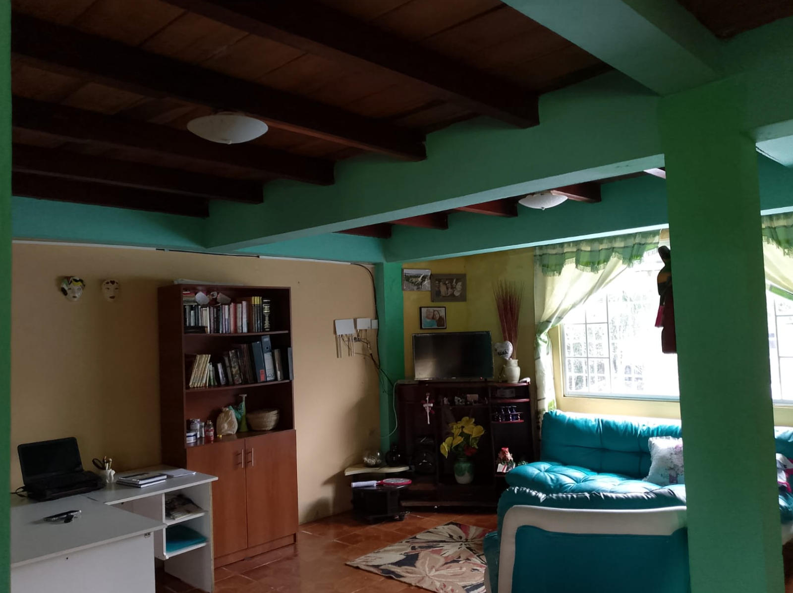 EC-RJ-158336 — Sala de la vivienda — Jambelí Sala interior con ventanas y vigas del entrepiso de la casa