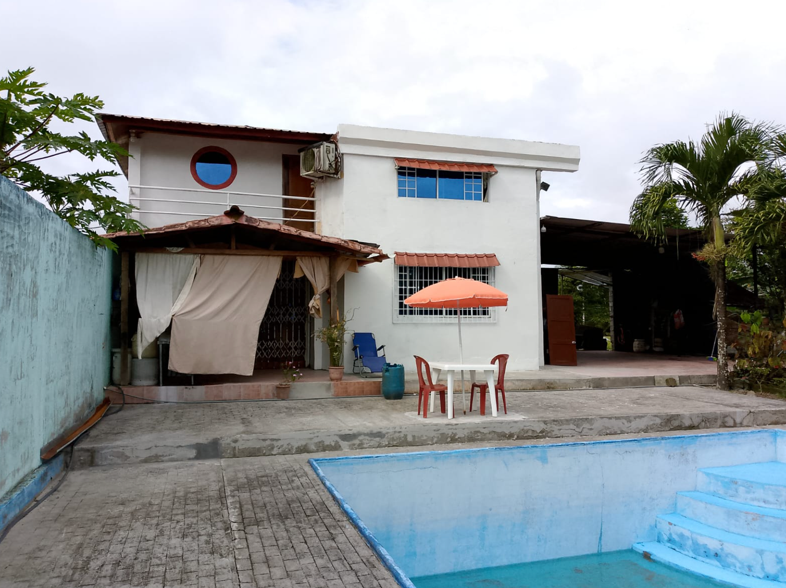 EC-RJ-158336 — Piscina y vivienda — Jambelí Piscina junto a la vivienda de dos plantas de la propiedad en Jambelí