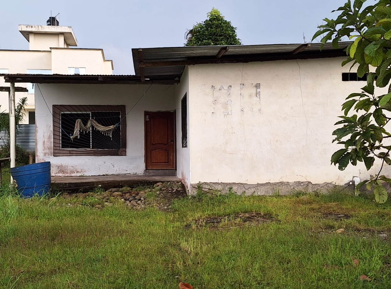 EC-RJ-158334 — Fachada de la vivienda Fachada de la casa de un nivel con puerta y ventana en La Magdalena