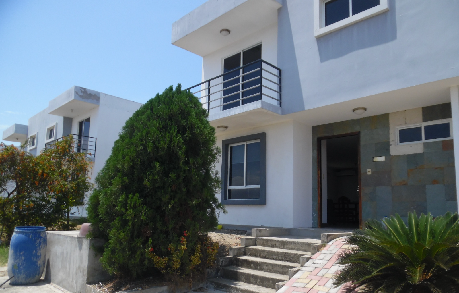 EC-RJ-158057 — Fachada de una vivienda — Arena Dorada, Montecristi Fachada de una vivienda del conjunto de lotes de Arena Dorada, EC-RJ-158057