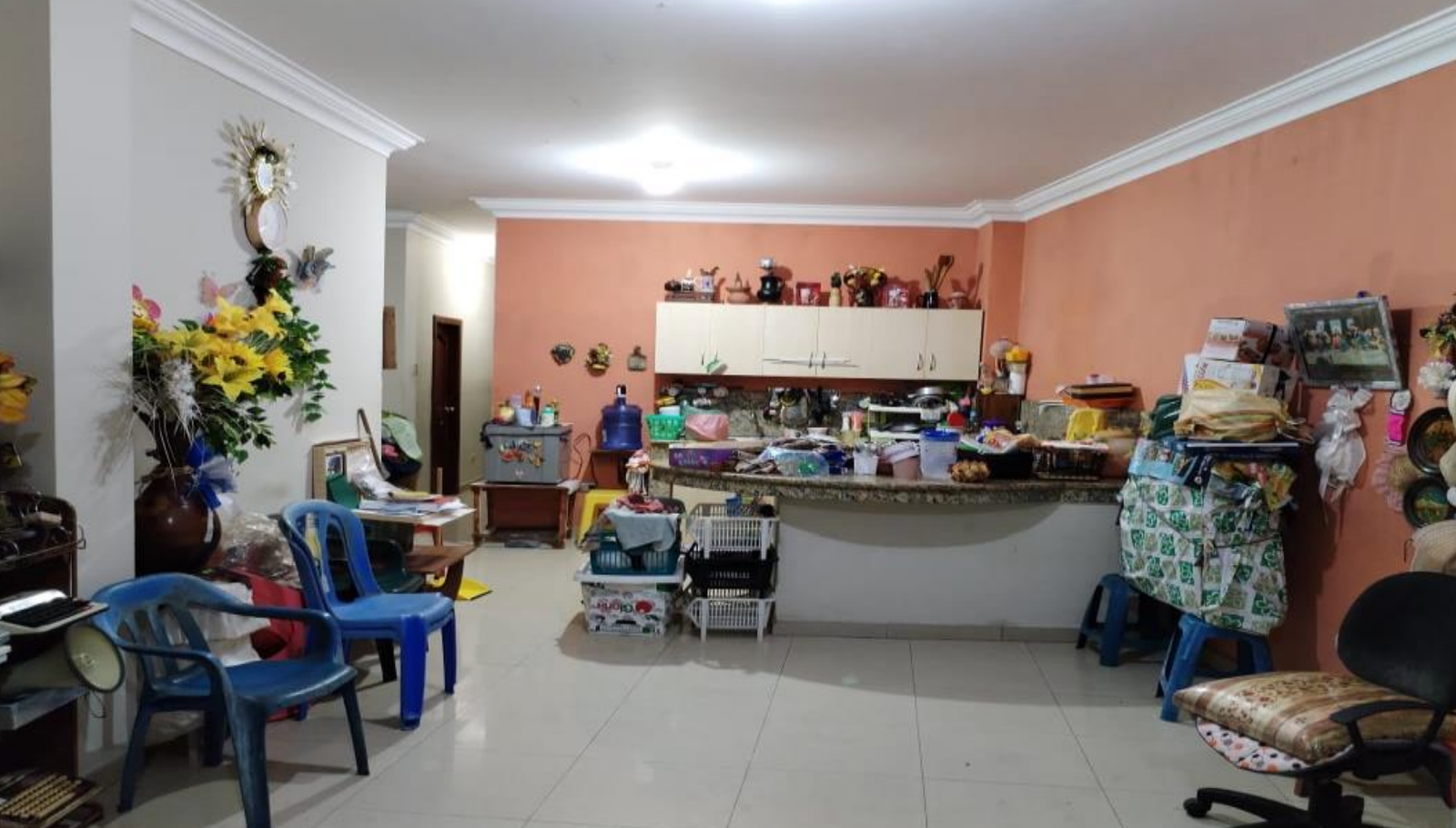 EC-RJ-157754 — Cocina y sala de planta baja — Velasco Ibarra, Machala Cocina y sala de planta baja de la propiedad EC-RJ-157754 en Velasco Ibarra, Machala.