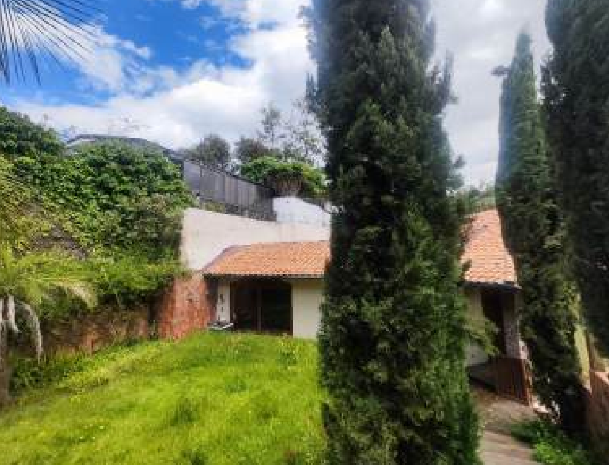 EC-RJ-157119 — Jardín y fachada posterior — Campo Alegre, Quito Jardín y fachada posterior de la casa en Campo Alegre, Quito.