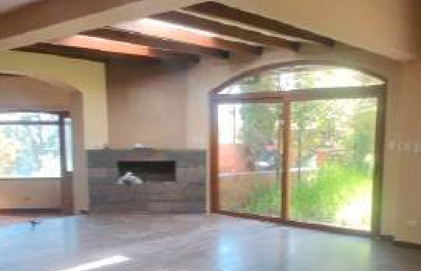 EC-RJ-157119 — Sala con chimenea — Campo Alegre, Quito Sala con chimenea de la casa en Campo Alegre, Quito.