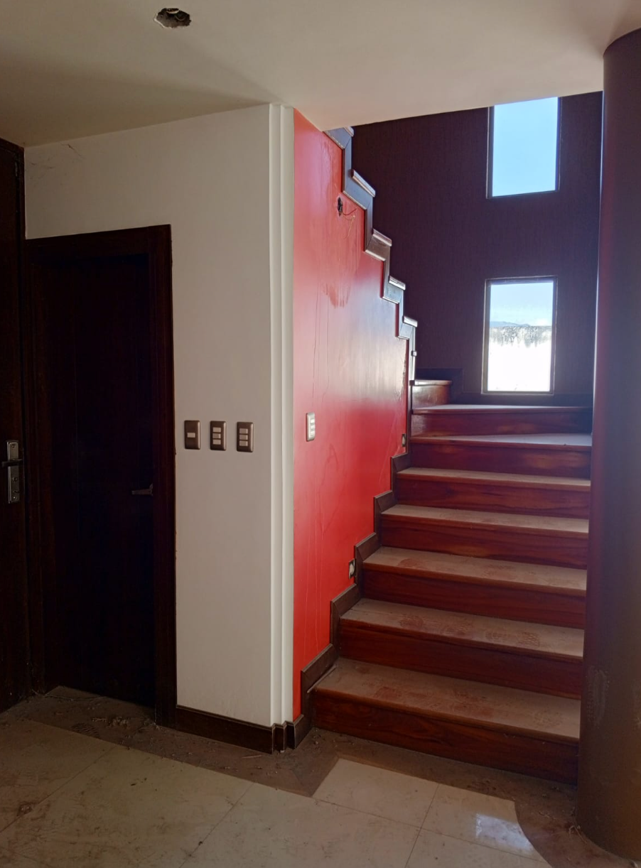 EC-RJ-157123 — Escalera y distribuidor — Estancia Norte, Loja Escalera y distribuidor de la casa en Estancia Norte, Loja.