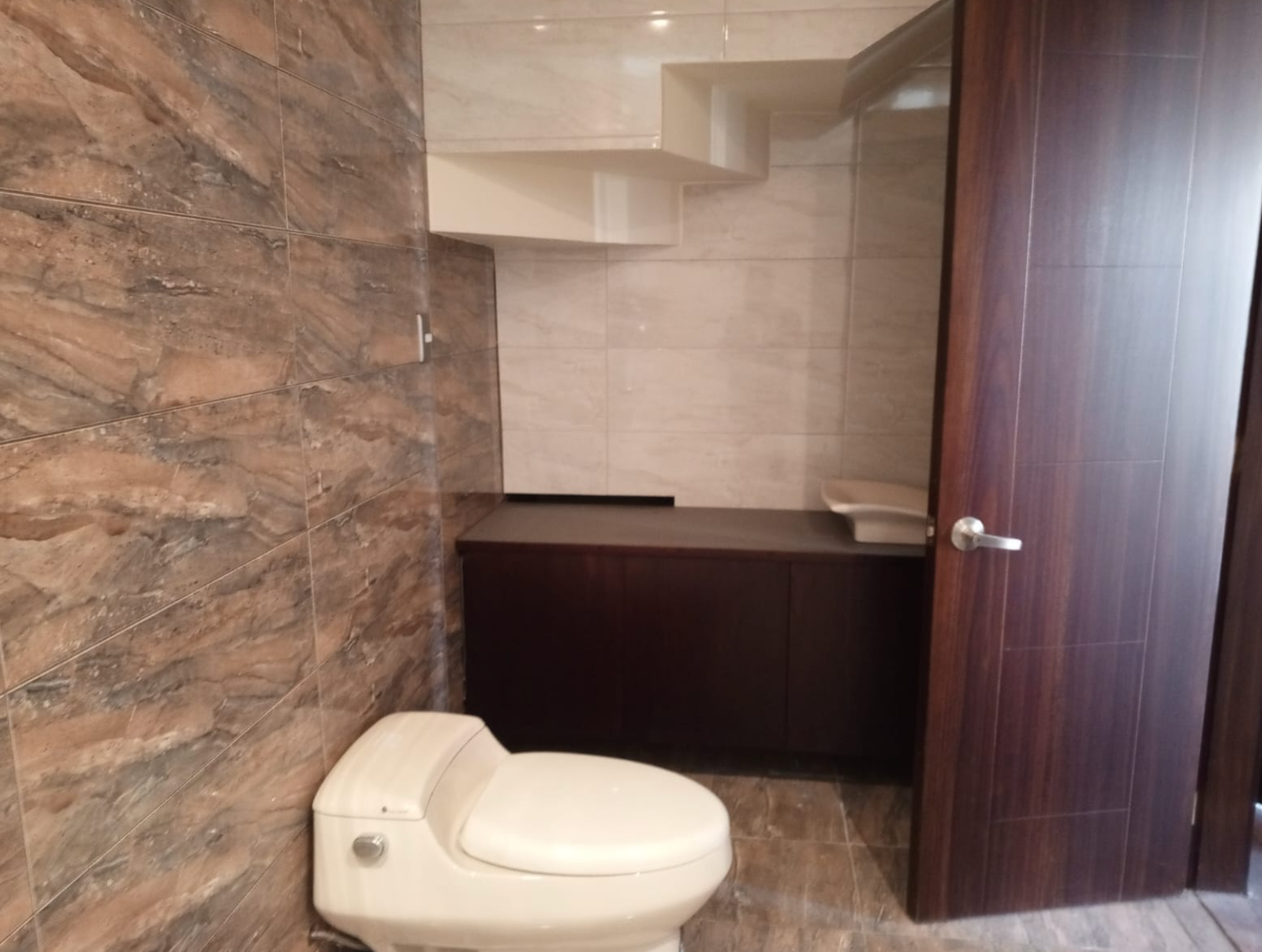 EC-RJ-157123 — Baño privado — Estancia Norte, Loja Baño privado de la casa en Estancia Norte, Loja.