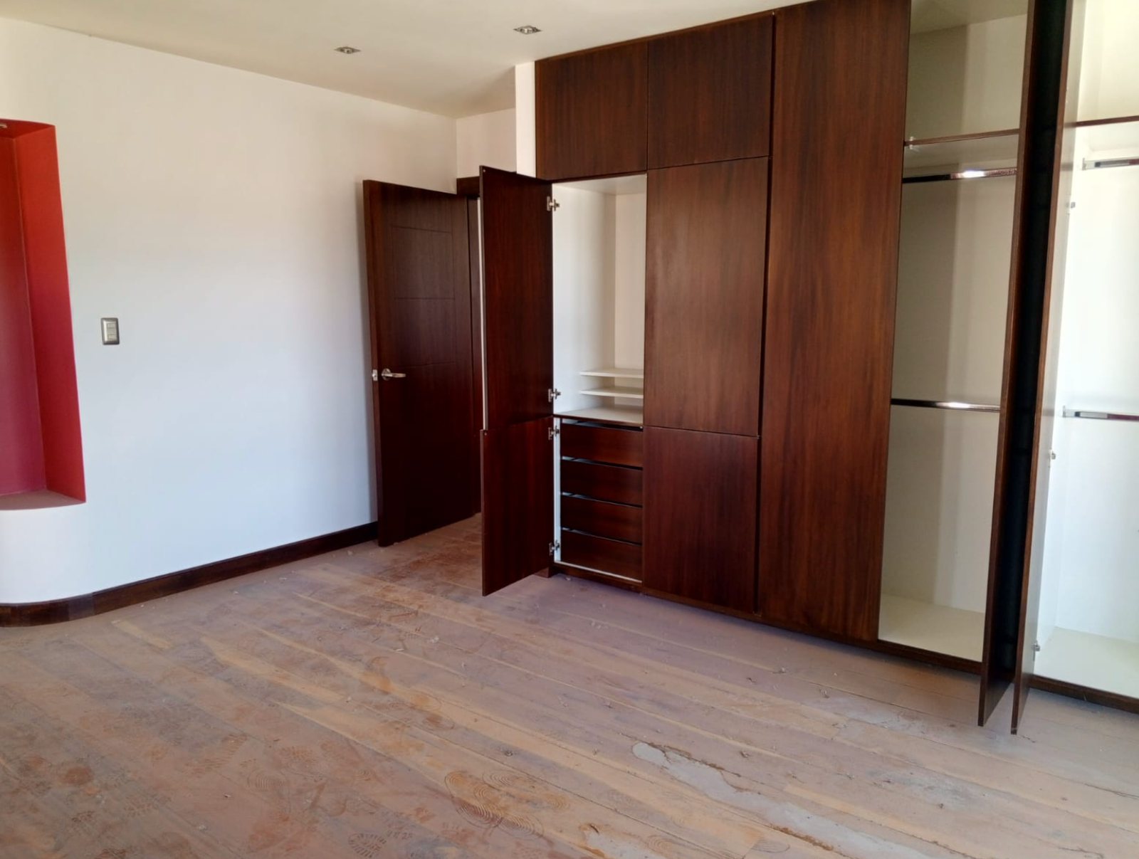 EC-RJ-157123 — Dormitorio con clóset — Estancia Norte, Loja Dormitorio con clóset de la casa en Estancia Norte, Loja.
