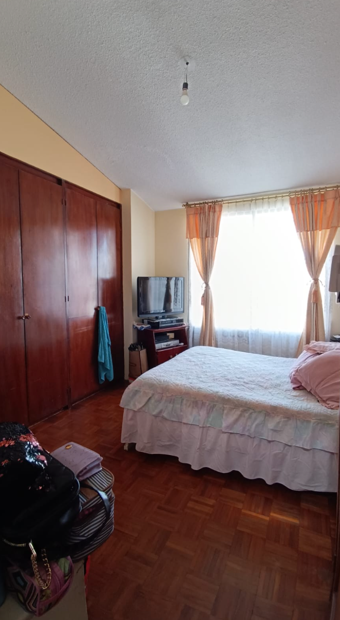 EC-RJ-156001 — Dormitorio principal de la casa en El Fundador, Quito Dormitorio principal de la casa en El Fundador, Quito