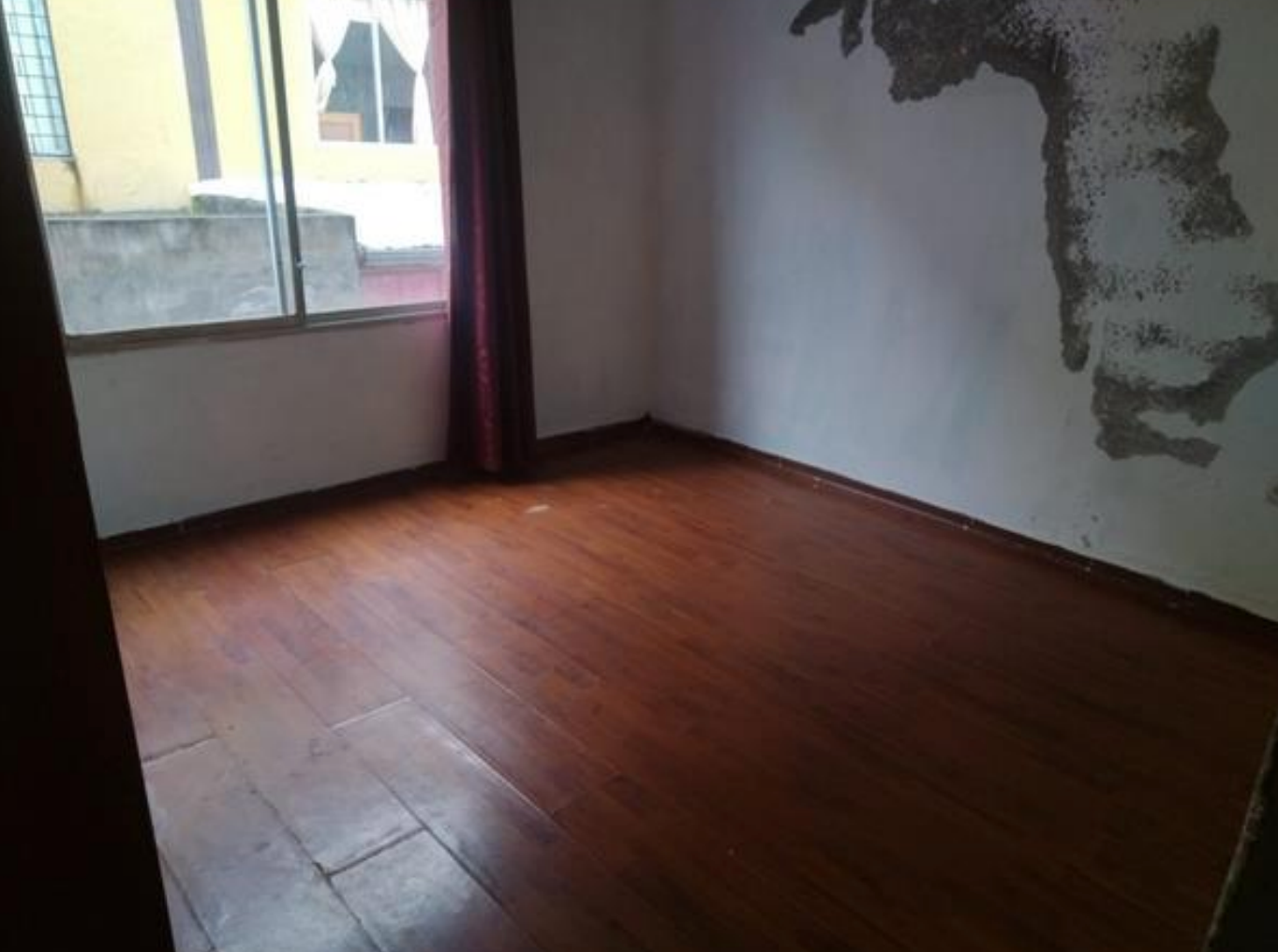 EC-RJ-158268 — Dormitorio y estado de acabados — Bellavista del Sur, Quito Dormitorio del departamento con deterioro visible en el acabado de una pared