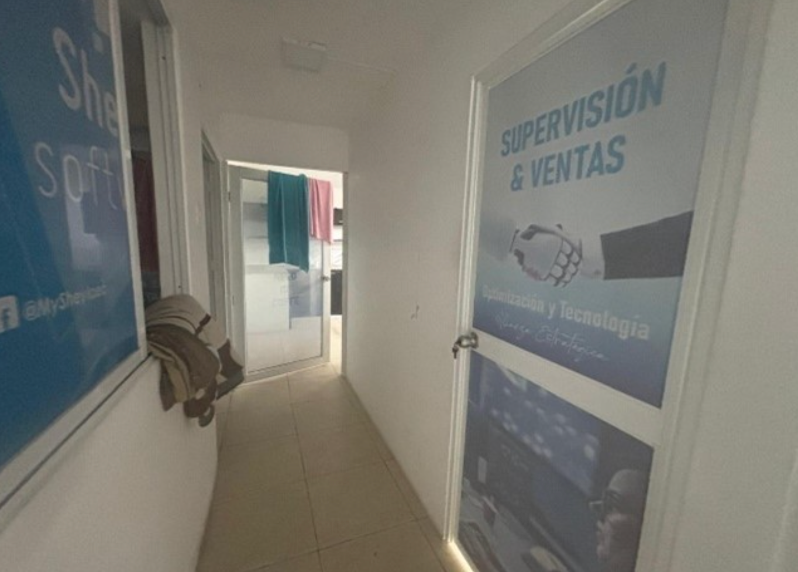 EC-RJ-158396 — Circulación y espacios de la primera planta Pasillo y accesos interiores de primera planta del edificio