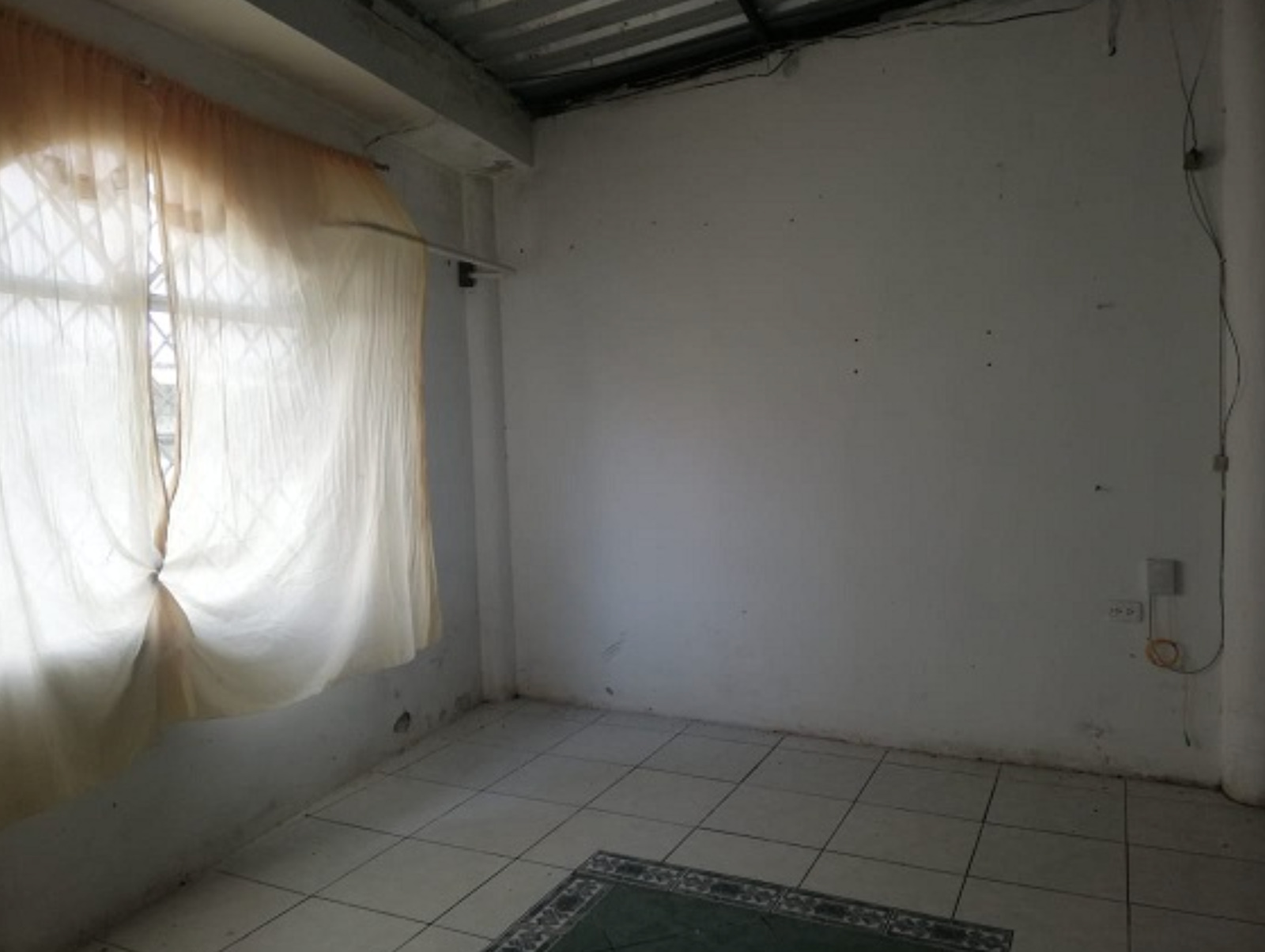 EC-RJ-158350 — Espacio interior de la vivienda Espacio interior con piso cerámico y ventana de la casa