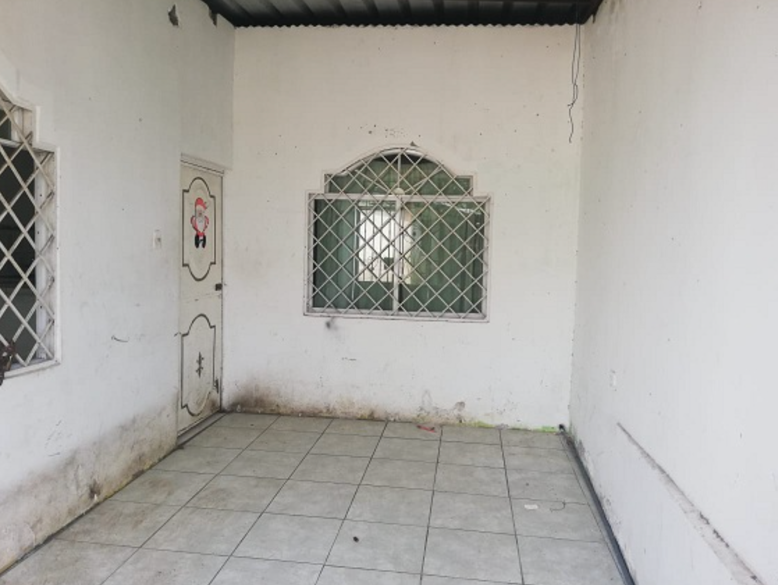EC-RJ-158350 — Área cubierta de la casa Área cubierta con piso cerámico y ventana protegida de la casa