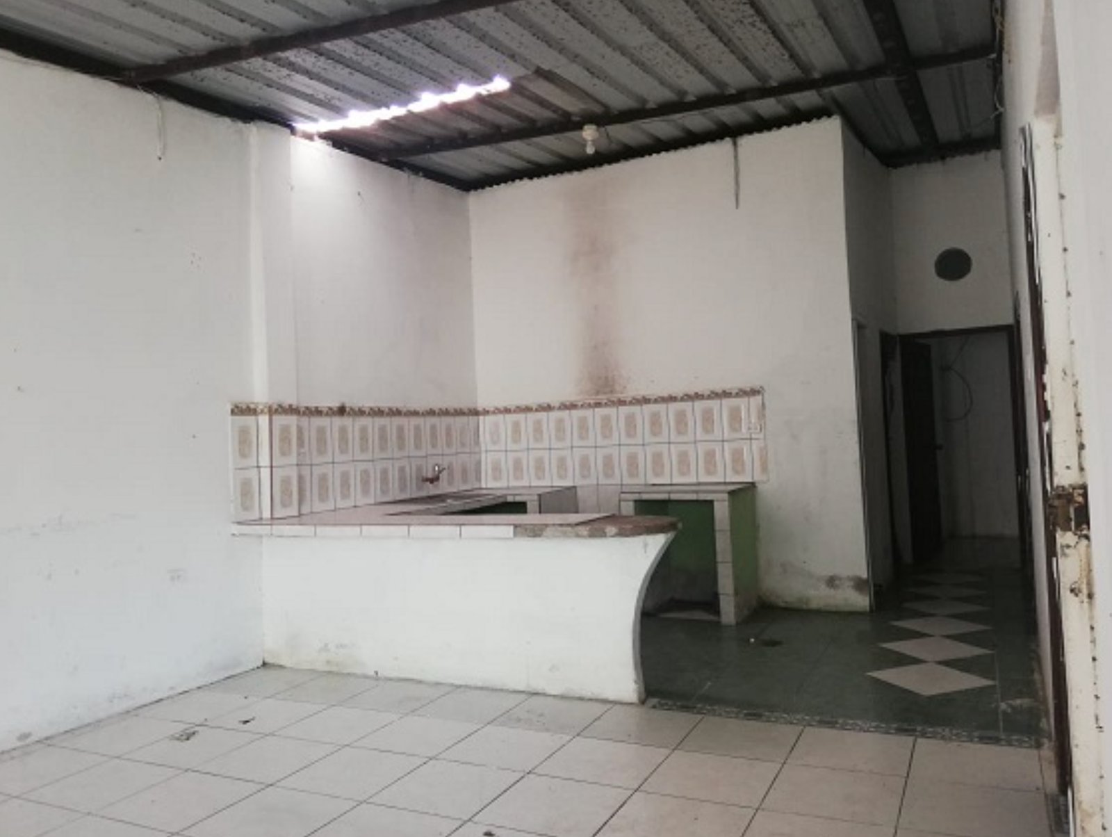 EC-RJ-158350 — Cocina de la vivienda Cocina con mesón revestido de cerámica en la vivienda de Santo Domingo