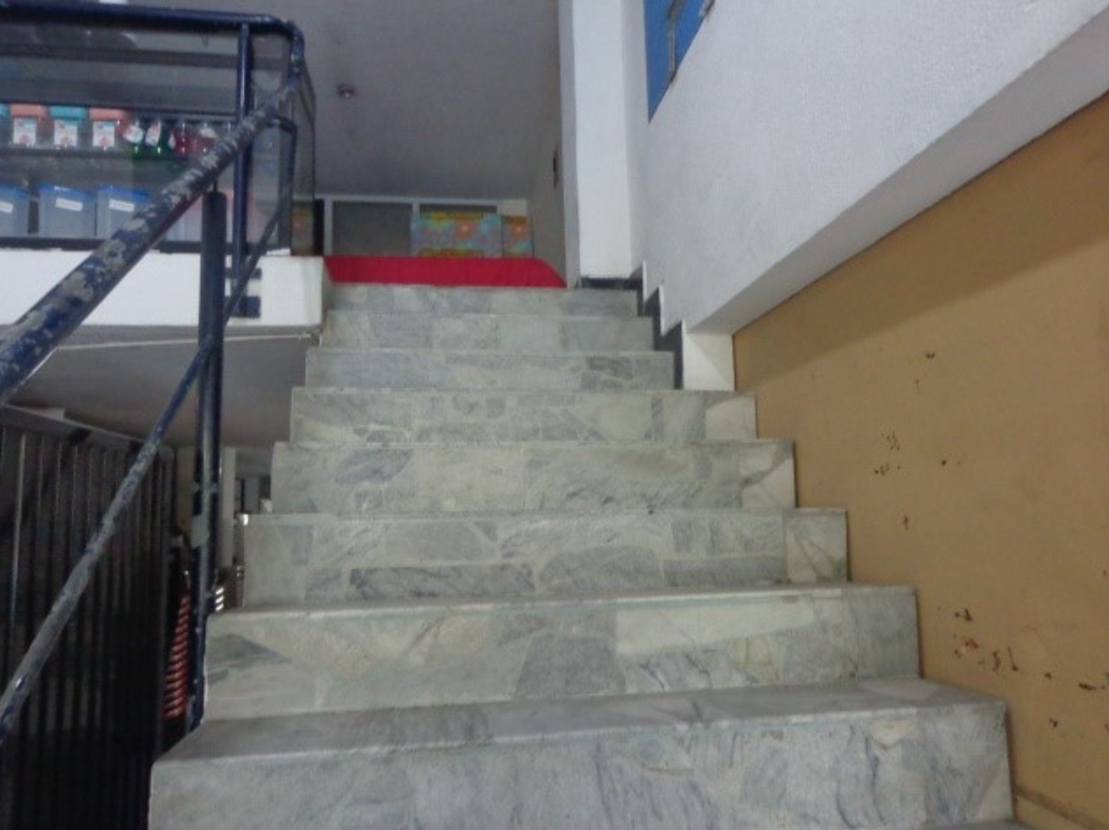 EC-RJ-157986 — Gradas interiores — Centro de Esmeraldas Gradas de circulación interior de la propiedad EC-RJ-157986 en el centro de Esmeraldas