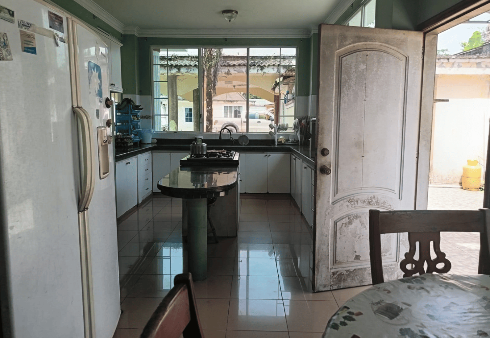 EC-RJ-157903 — Cocina de la casa principal — El Poste, Santo Domingo Cocina de la casa principal de la propiedad EC-RJ-157903 en El Poste, Santo Domingo.
