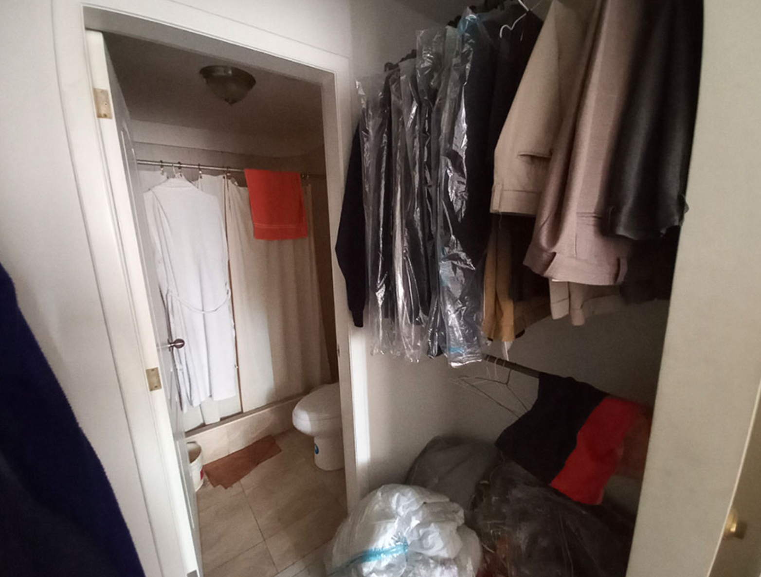 EC-RJ-156703 — Vestidor y acceso a baño — Ponciano, Quito Vestidor y acceso a baño del inmueble Grand Vista, Ponciano, Quito.
