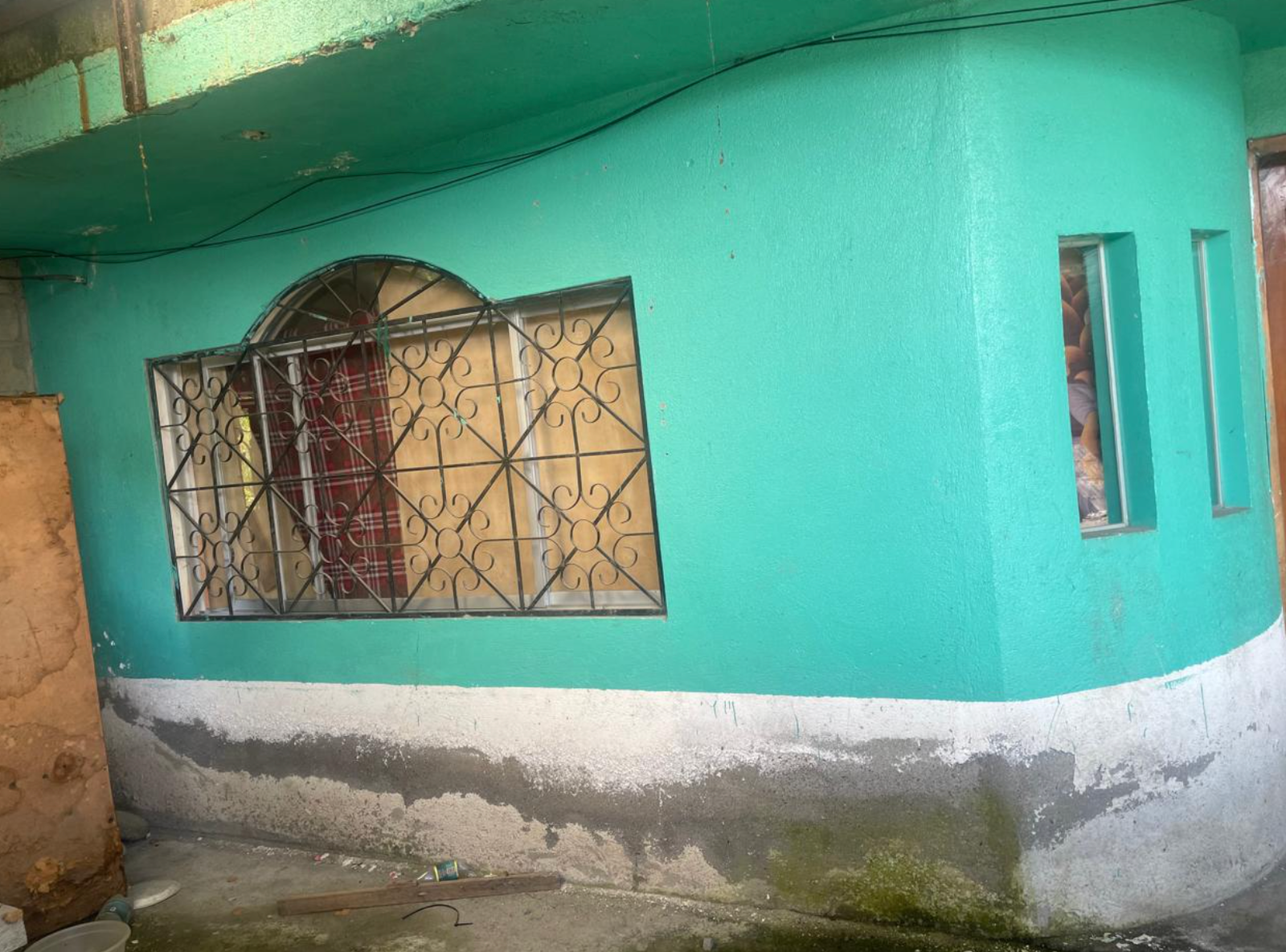 EC-RJ-157917 — Detalle de ventana y fachada — San Pedro, El Chaco Ventana con reja y fachada de la casa en San Pedro, El Chaco, EC-RJ-157917