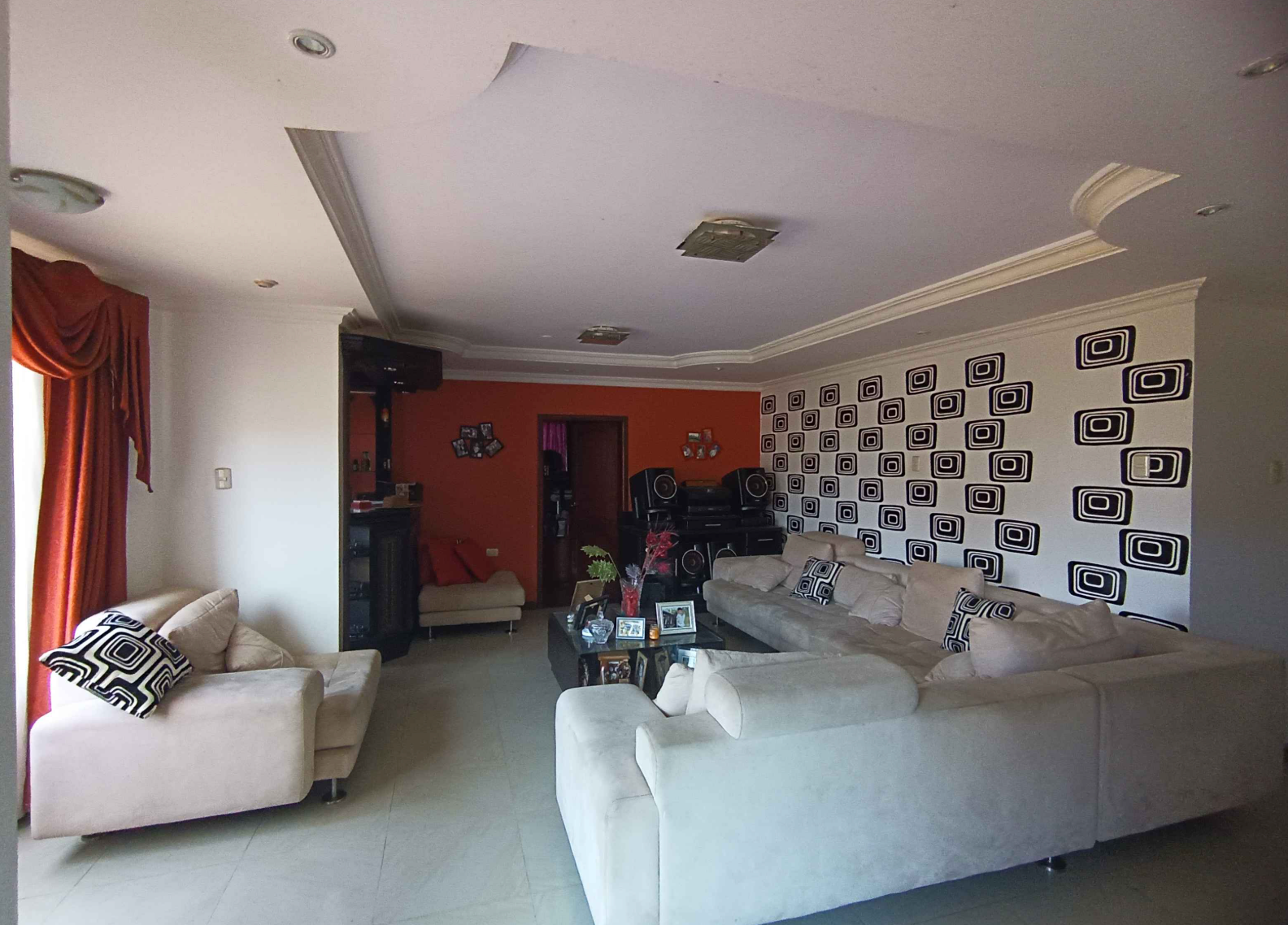 EC-RJ-158021 — Sala de la vivienda — Punzara, Loja Sala del edificio con departamentos en Punzara, Loja, EC-RJ-158021