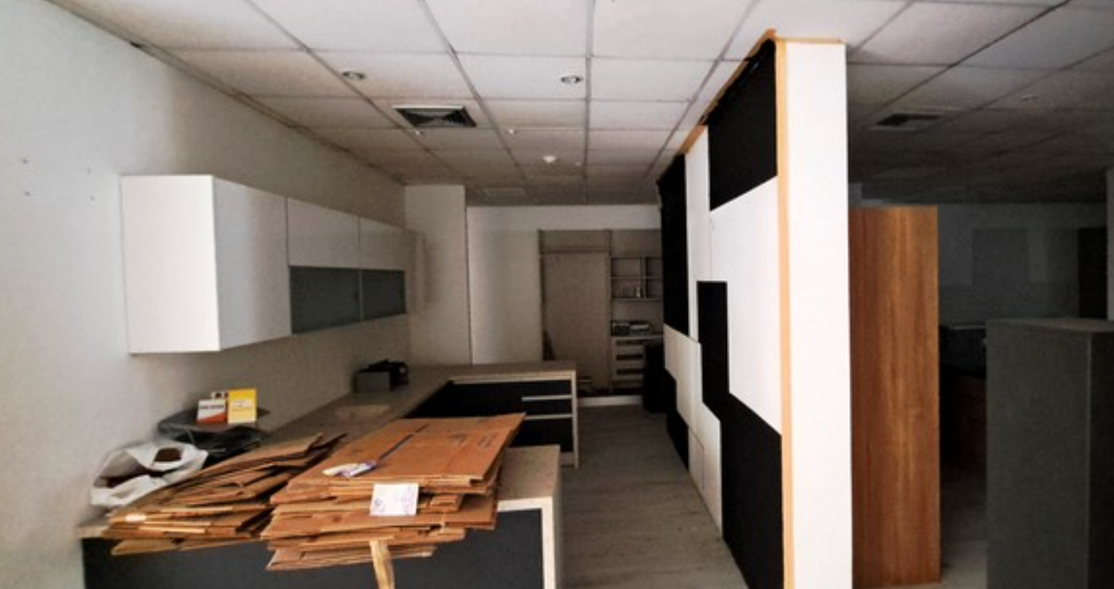 EC-RJ-158237 — Circulación interior — Ietel, Guayaquil Área de circulación interior del local comercial Dicentro